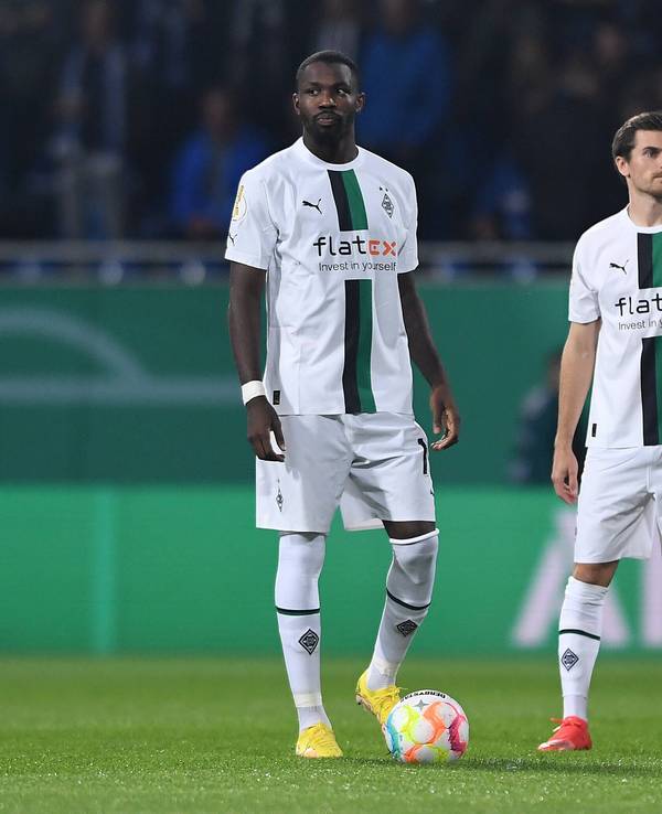 Marcus Thuram und Jonas Hofmann von Borussia Mönchengladbach vergeben in der Bundesliga mit die meisten Großchancen in der aktuellen Spielzeit. Das Foto zeigt die beiden Fohlen-Profis am 18. Oktober 2022 beim DFB-Pokal-Match in Darmstadt.