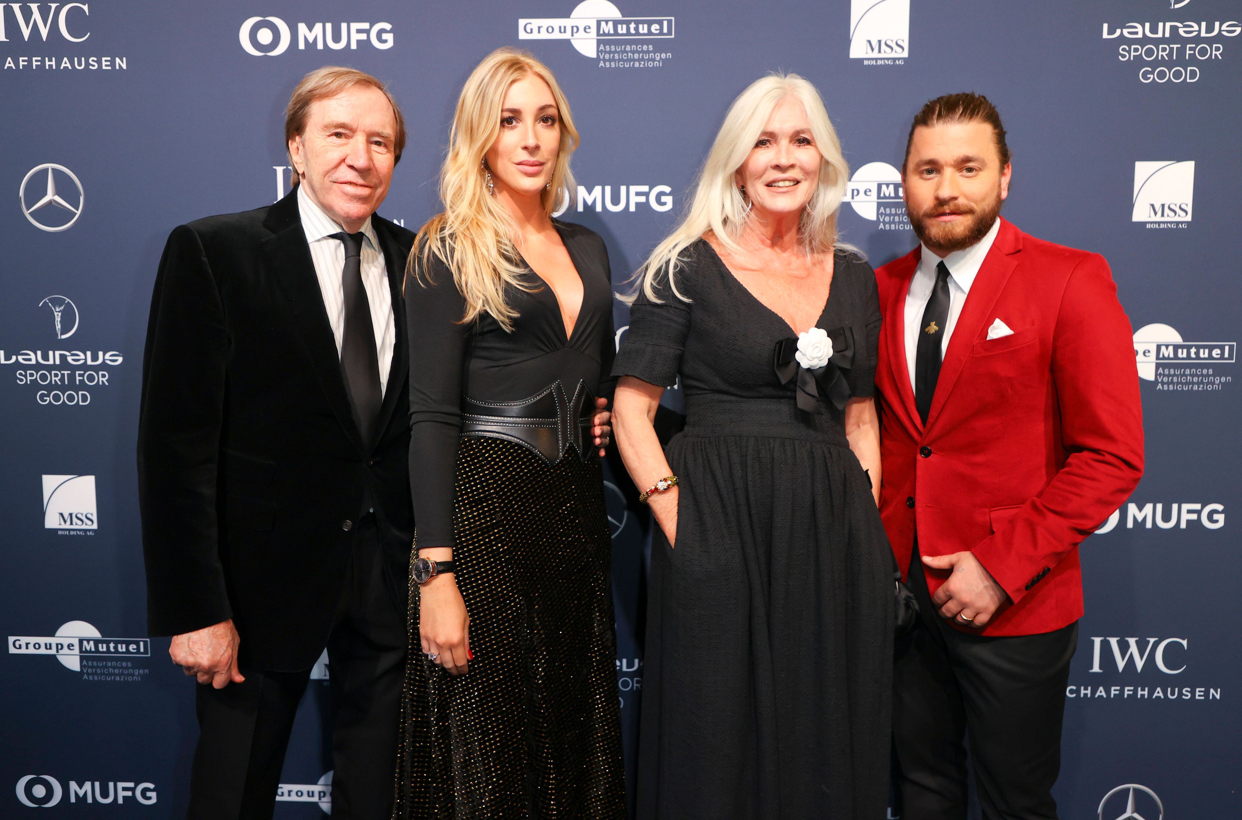 Günter Netzer, Alana Netzer, Günters Ehefrau Elvira und Alanas Ehemann Baschi (v.l.n.r.) bei einer Wohltätigkeitsveranstaltung in Zürich am 13. November 2021.