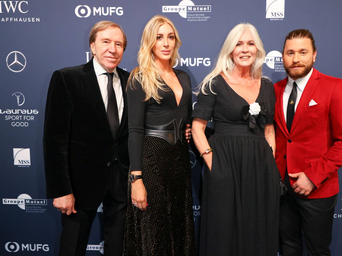 Günter Netzer, Alana Netzer, Günters Ehefrau Elvira und Alanas Ehemann Baschi (v.l.n.r.) bei einer Wohltätigkeitsveranstaltung in Zürich am 13. November 2021.