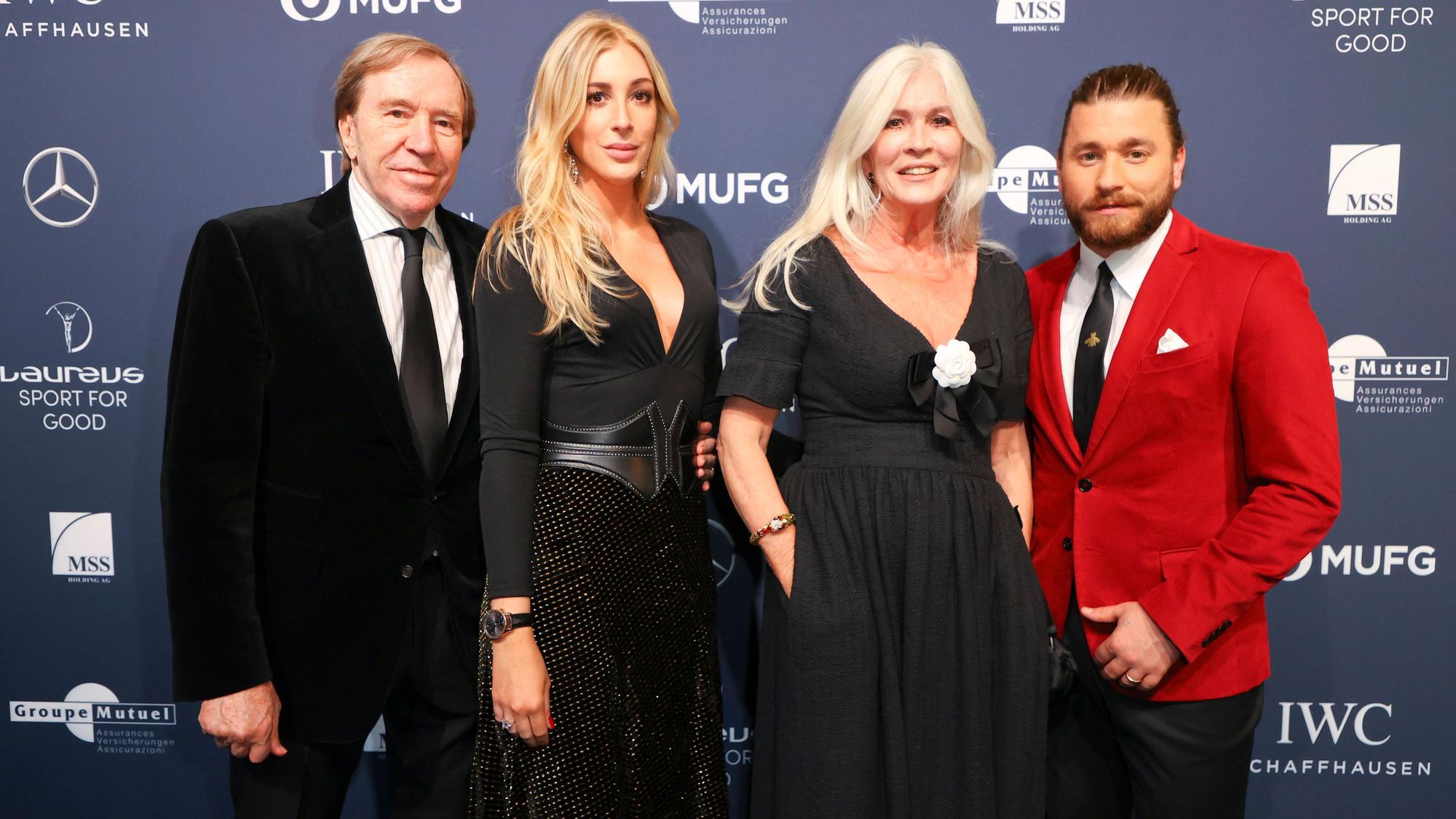 Günter Netzer, Alana Netzer, Günters Ehefrau Elvira und Alanas Ehemann Baschi (v.l.n.r.) bei einer Wohltätigkeitsveranstaltung in Zürich am 13. November 2021.