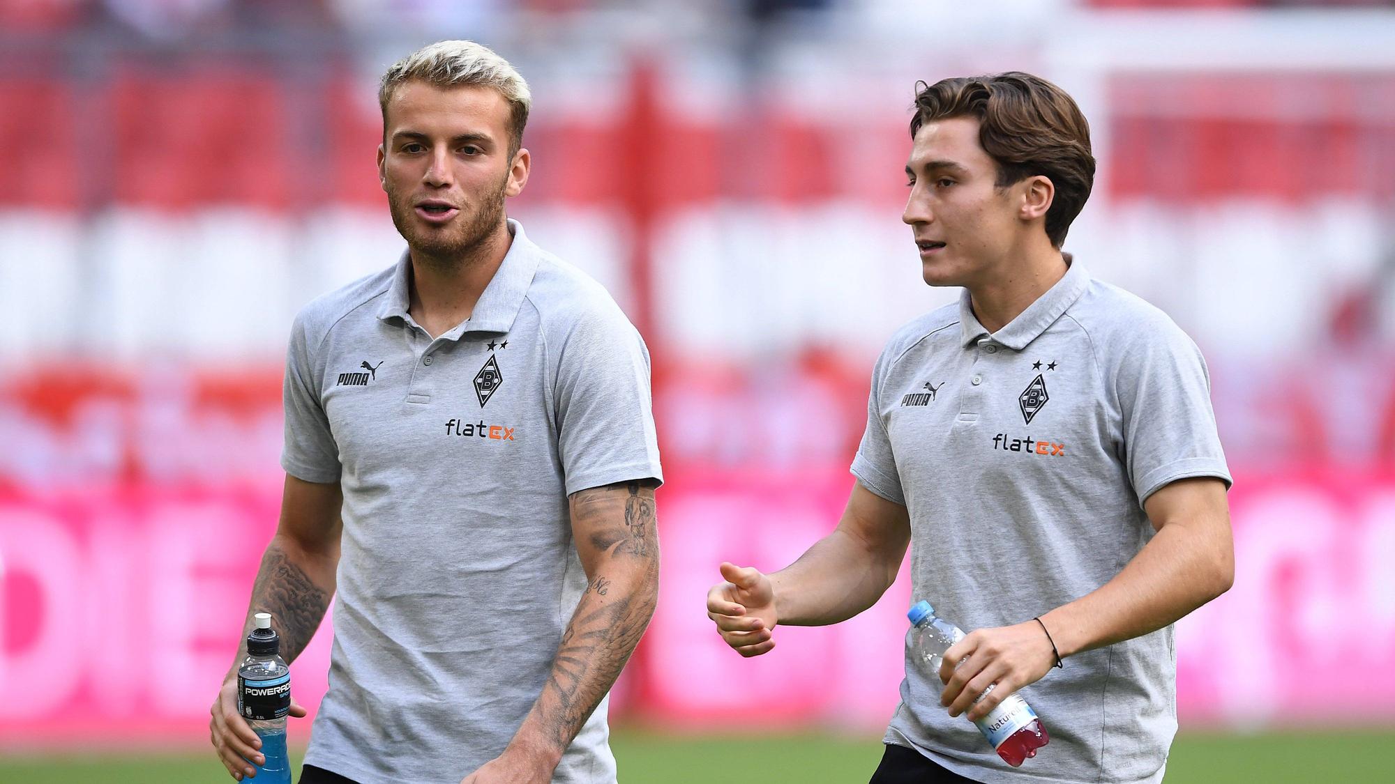Rocco Reitz (r.) unterhält sich vor dem Bundesliga-Spiel von Borussia Mönchengladbach bei Bayern München am 27. August 2022 mit Jordan Beyer, der aktuell an den FC Burnley verliehen ist.