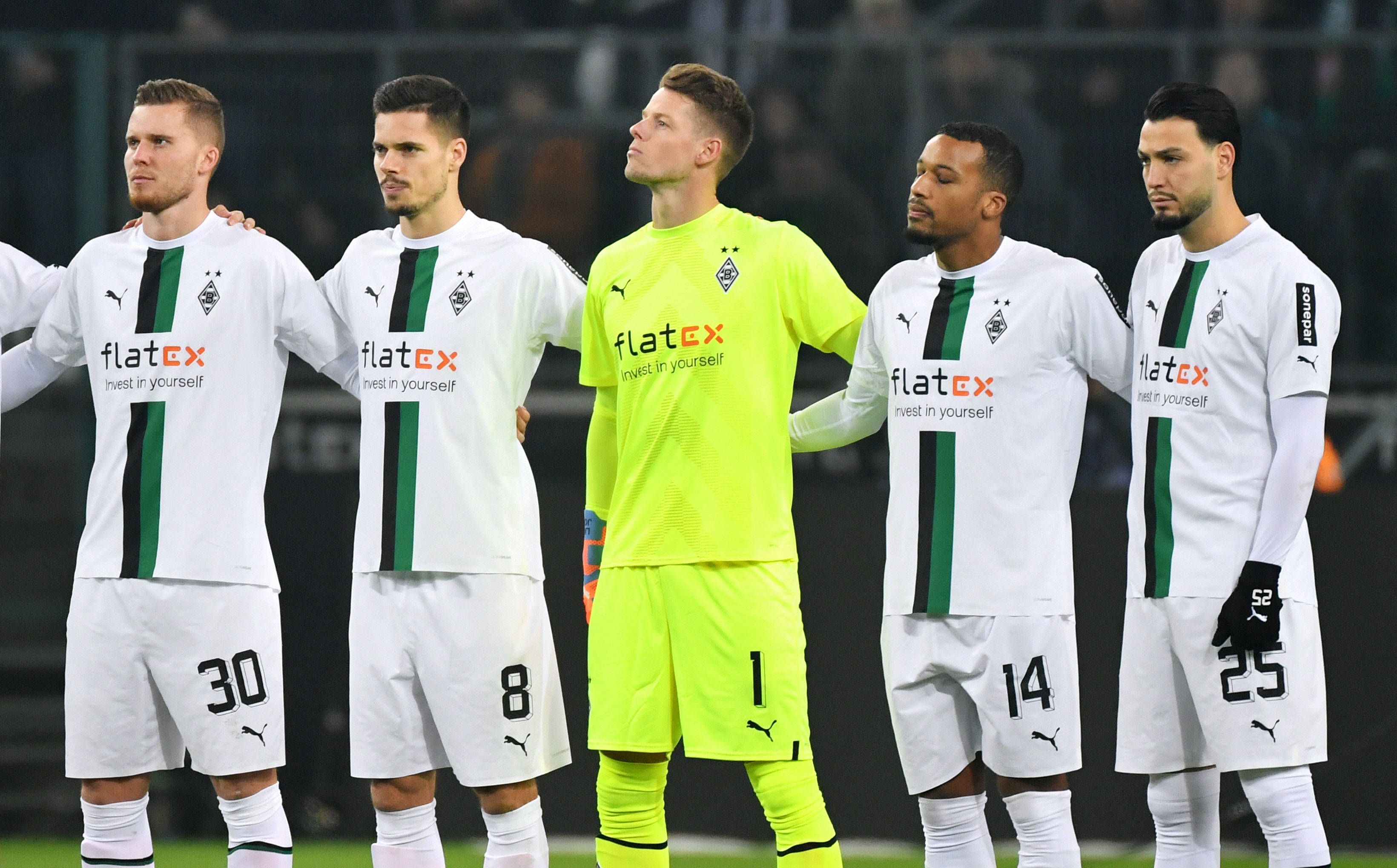 Jonas Omlin (M.) ist seit Januar 2023 Stamm-Torhüter bei Borussia Mönchengladbach. Das Foto zeigt ihn gemeinsam mit Nico Elvedi, Julian Weigl, Alassane Plea und Ramy Bensebaini (v.l.n.r.) vor seinem Debüt am 22. Januar 2023 vor dem Bundesliga-Spiel gegen Bayer Leverkusen.