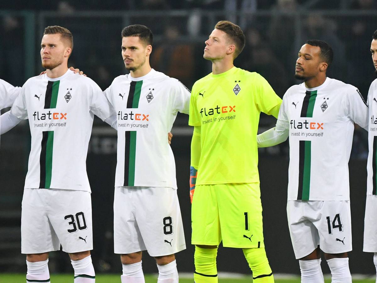 Jonas Omlin (M.) ist seit Januar 2023 Stamm-Torhüter bei Borussia Mönchengladbach. Das Foto zeigt ihn gemeinsam mit Nico Elvedi, Julian Weigl, Alassane Plea und Ramy Bensebaini (v.l.n.r.) vor seinem Debüt am 22. Januar 2023 vor dem Bundesliga-Spiel gegen Bayer Leverkusen.