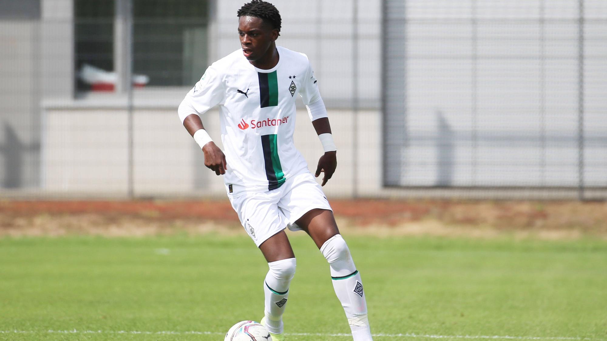 Winsley Boteli, hier am 20. August 2022, spielt seit Sommer 2022 für Borussia Mönchengladbach, in der Saison 2022/23 kommt er in der U17 und in der U19 zum Einsatz.