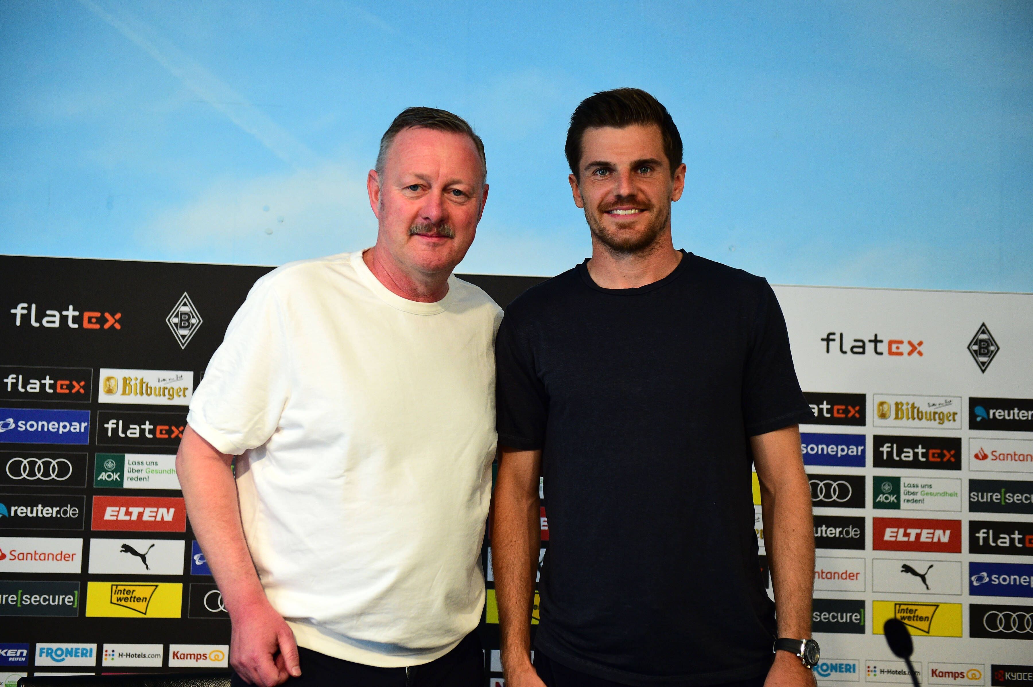 Gladbach-Manager Roland Virkus (l.), hier am 9. August 2023 bei der Vertragsverlängerung von Jonas Hofmann (r.) im Presseraum vom Borussia-Park, glaubt daran, dass der Fohlen-Profi schon bald wieder mit zur deutschen Nationalmannschaft darf.