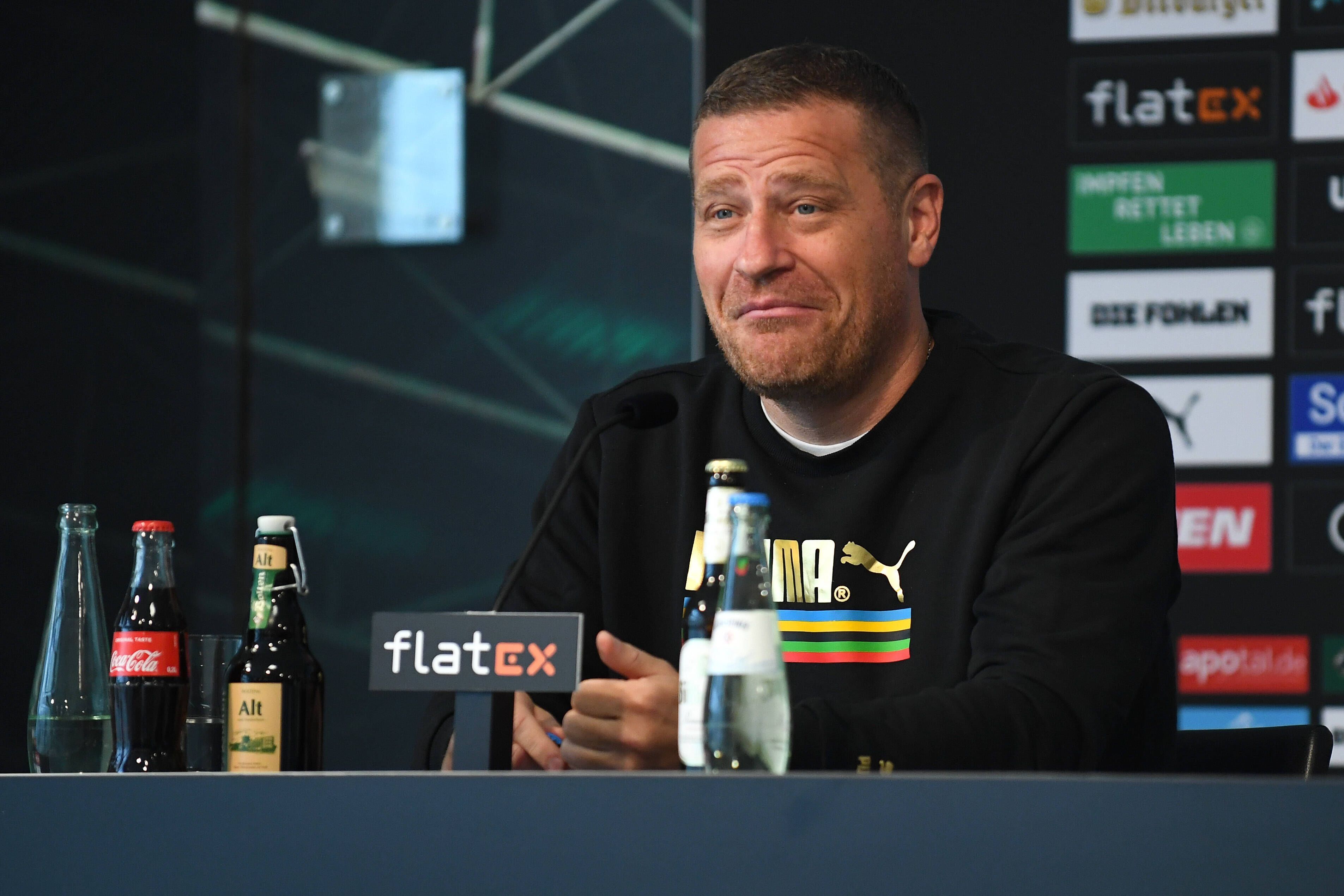Max Eberl, hier am 27. August 2021, hatte als Manager von Borussia Mönchengladbach nicht die finanziellen Möglichkeiten, den Transfer von William Pacho einzutüten. Nun wechselt Pacho im Sommer 2023 zu Eintracht Frankfurt. Das Foto zeigt Eberl in einem Puma-Pullover im Rahmen einer Gladbach-Pressekonferenz.