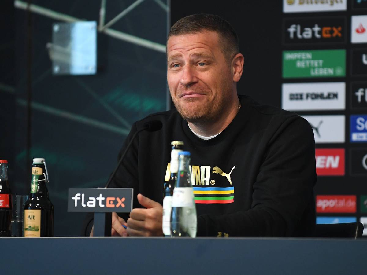 Max Eberl, hier am 27. August 2021, hatte als Manager von Borussia Mönchengladbach nicht die finanziellen Möglichkeiten, den Transfer von William Pacho einzutüten. Nun wechselt Pacho im Sommer 2023 zu Eintracht Frankfurt. Das Foto zeigt Eberl in einem Puma-Pullover im Rahmen einer Gladbach-Pressekonferenz.