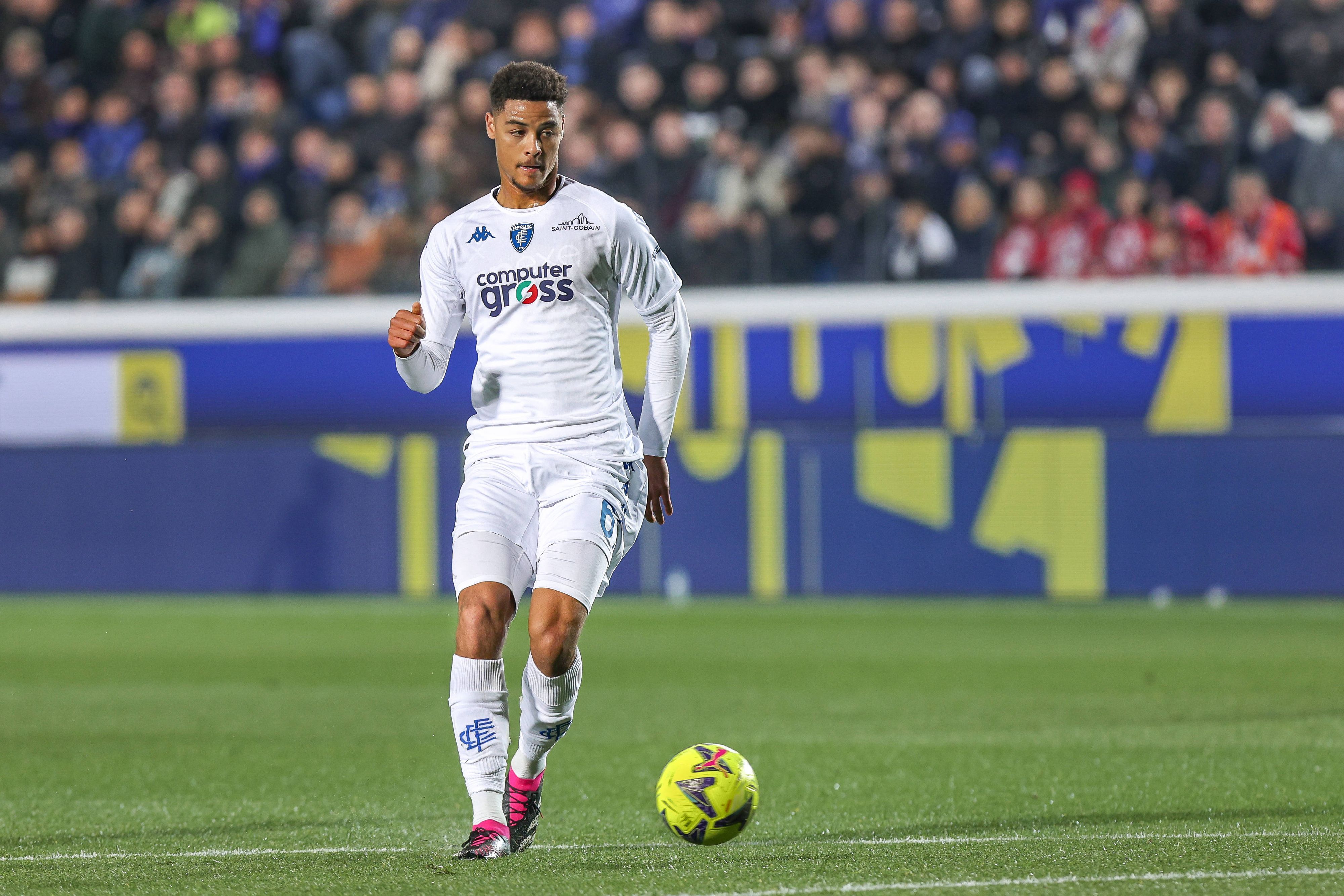 Koni de Winter, hier am 17. März 2023 bei einer Partie des FC Empoli gegen Atalanta Bergamo, soll das Interesse der Borussia-Bosse geweckt haben. Das Foto zeigt ihn im weißen Trikot beim Sprint.