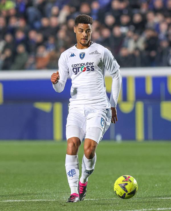 Koni de Winter, hier am 17. März 2023 bei einer Partie des FC Empoli gegen Atalanta Bergamo, soll das Interesse der Borussia-Bosse geweckt haben. Das Foto zeigt ihn im weißen Trikot beim Sprint.