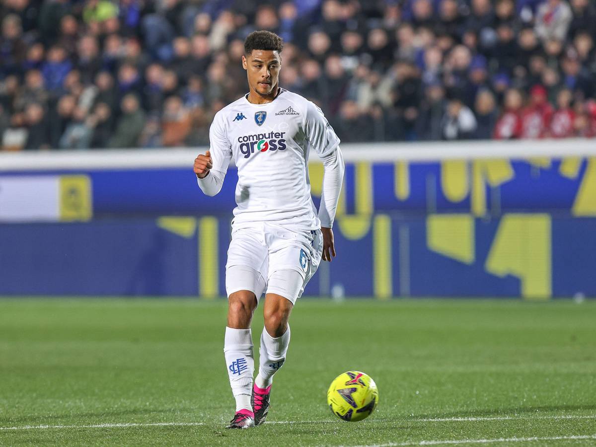 Koni de Winter, hier am 17. März 2023 bei einer Partie des FC Empoli gegen Atalanta Bergamo, soll das Interesse der Borussia-Bosse geweckt haben. Das Foto zeigt ihn im weißen Trikot beim Sprint.