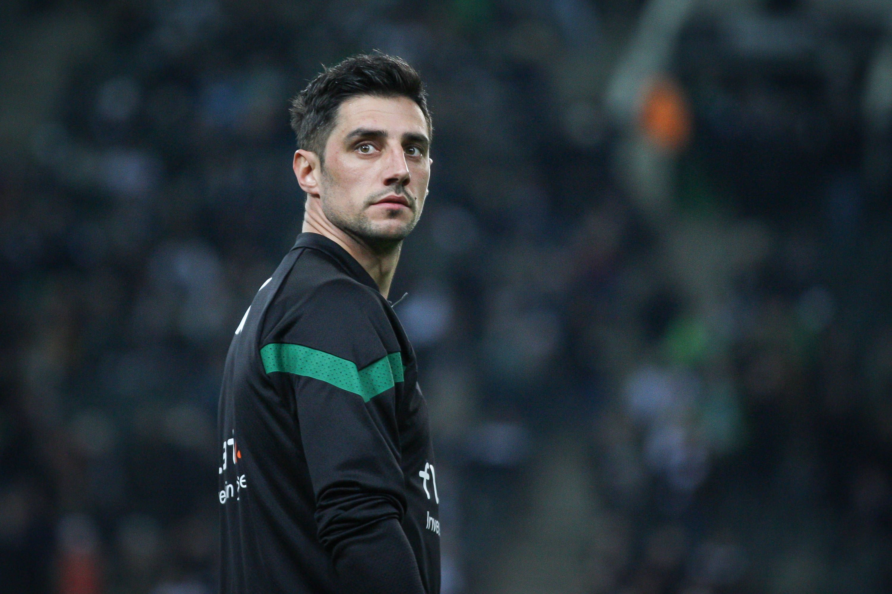 Lars Stindl, Kapitän von Borussia Mönchengladbach, könnte die Fohlen im Sommer 2023 nach acht Jahren verlassen. Der 34-Jährige soll an einen Wechsel zum Karlsruher SC denken. Das Foto zeigt ihn am 17. März 2023 beinm Spiel gegen Werder Bremen beim Aufwärmen.