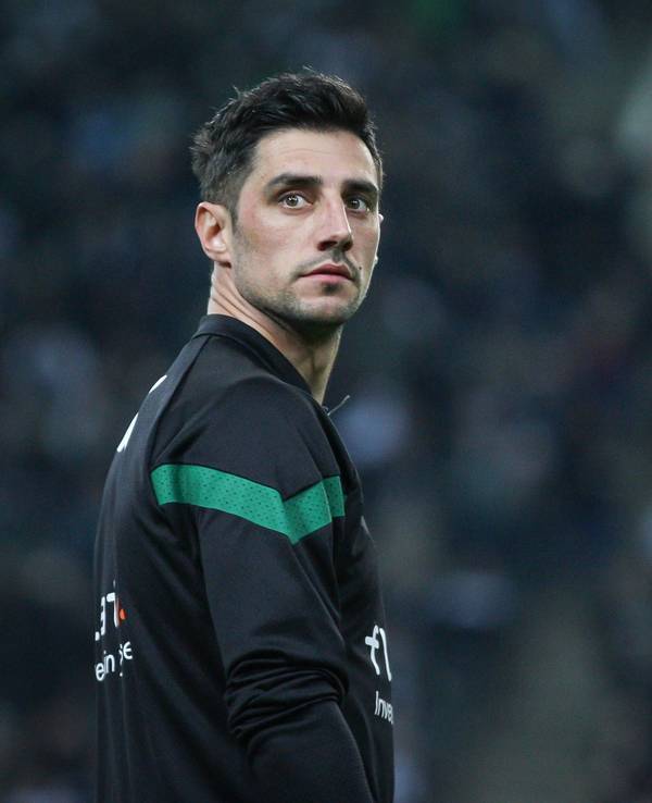 Lars Stindl, Kapitän von Borussia Mönchengladbach, könnte die Fohlen im Sommer 2023 nach acht Jahren verlassen. Der 34-Jährige soll an einen Wechsel zum Karlsruher SC denken. Das Foto zeigt ihn am 17. März 2023 beinm Spiel gegen Werder Bremen beim Aufwärmen.