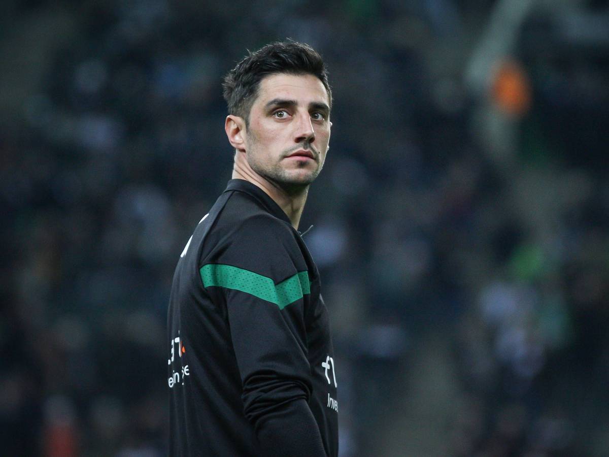 Lars Stindl, Kapitän von Borussia Mönchengladbach, könnte die Fohlen im Sommer 2023 nach acht Jahren verlassen. Der 34-Jährige soll an einen Wechsel zum Karlsruher SC denken. Das Foto zeigt ihn am 17. März 2023 beinm Spiel gegen Werder Bremen beim Aufwärmen.