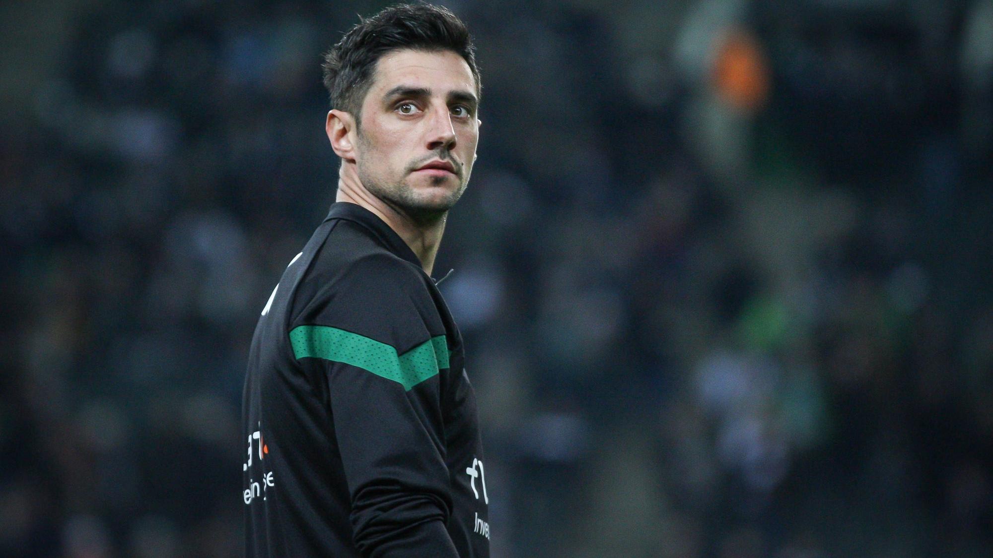 Lars Stindl, Kapitän von Borussia Mönchengladbach, könnte die Fohlen im Sommer 2023 nach acht Jahren verlassen. Der 34-Jährige soll an einen Wechsel zum Karlsruher SC denken. Das Foto zeigt ihn am 17. März 2023 beinm Spiel gegen Werder Bremen beim Aufwärmen.