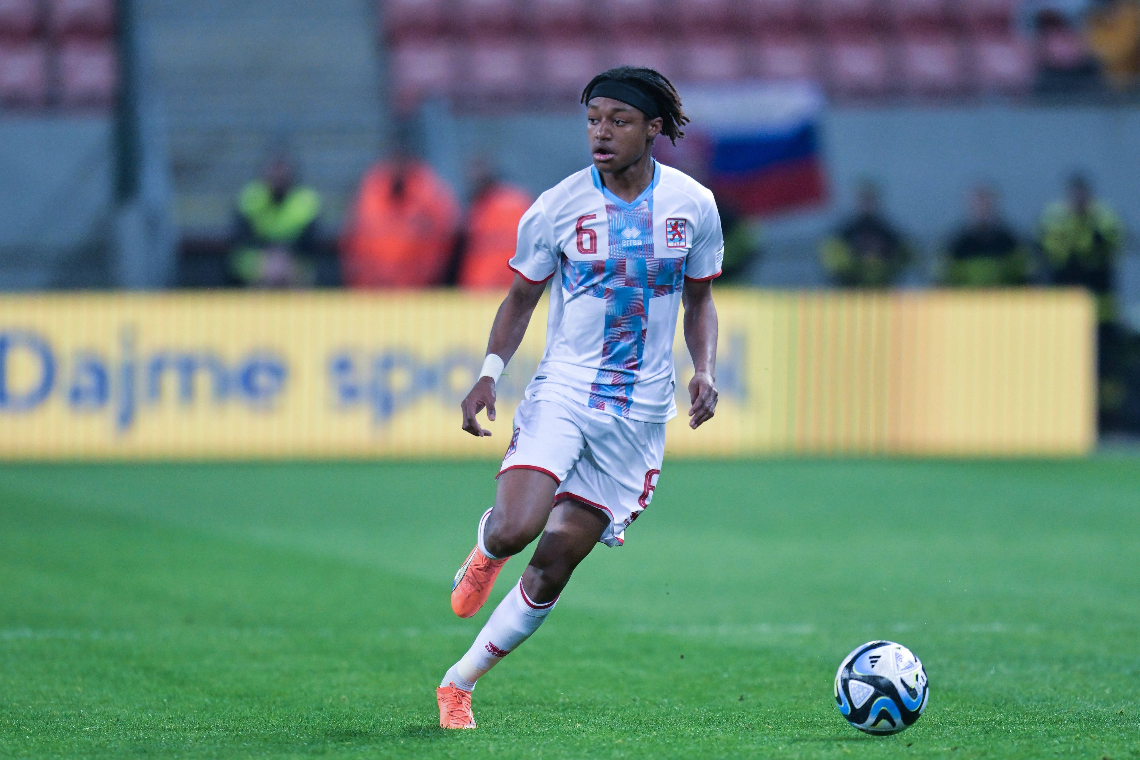 Yvandro Borges Sanches von Borussia Mönchengladbach hat seinen ersten EM-Quali-Punkt mit der Nationalmannschaft Luxemburgs geholt. Das Foto zeigt den 18-Jährigen während des Spiels in der Slowakei am Ball.