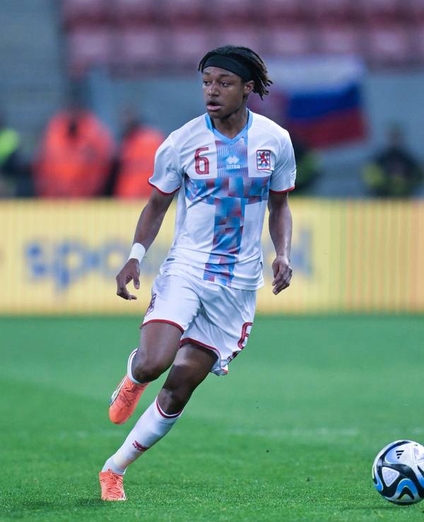 Yvandro Borges Sanches von Borussia Mönchengladbach hat seinen ersten EM-Quali-Punkt mit der Nationalmannschaft Luxemburgs geholt. Das Foto zeigt den 18-Jährigen während des Spiels in der Slowakei am Ball.