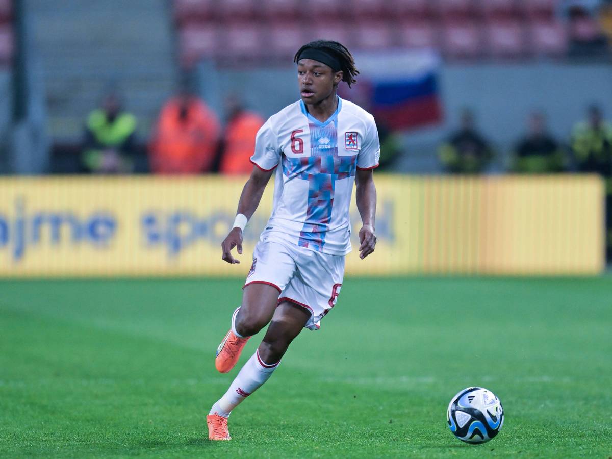 Yvandro Borges Sanches von Borussia Mönchengladbach hat seinen ersten EM-Quali-Punkt mit der Nationalmannschaft Luxemburgs geholt. Das Foto zeigt den 18-Jährigen während des Spiels in der Slowakei am Ball.