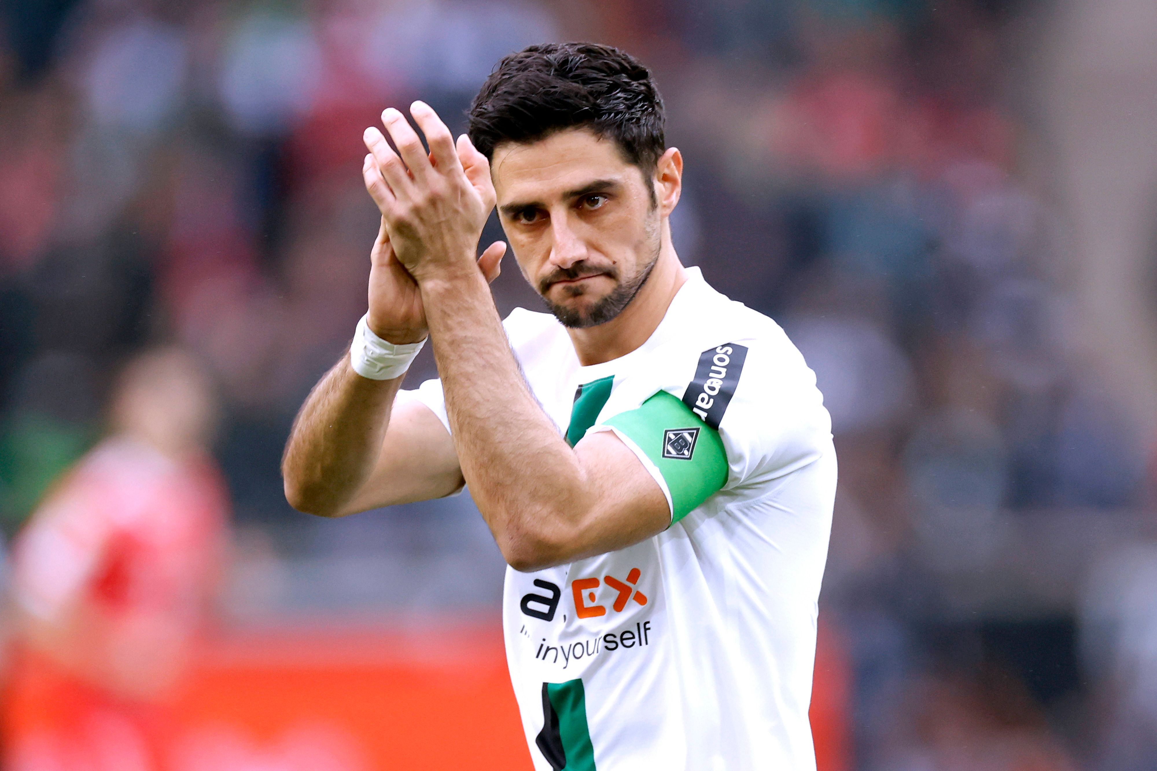 Kapitän Lars Stindl von Borussia Mönchengladbach am 18. März 2023 im Bundesligaspiel gegen den FC Bayern München. Am linken Arm trägt er die Kapitänsbinde. Stindl applaudiert in Richtung der Fans.