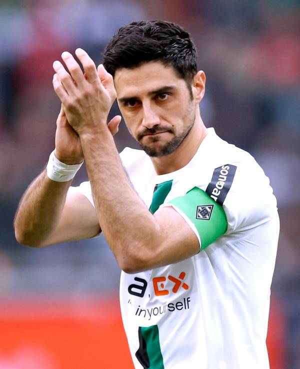 Kapitän Lars Stindl von Borussia Mönchengladbach am 18. März 2023 im Bundesligaspiel gegen den FC Bayern München. Am linken Arm trägt er die Kapitänsbinde. Stindl applaudiert in Richtung der Fans.