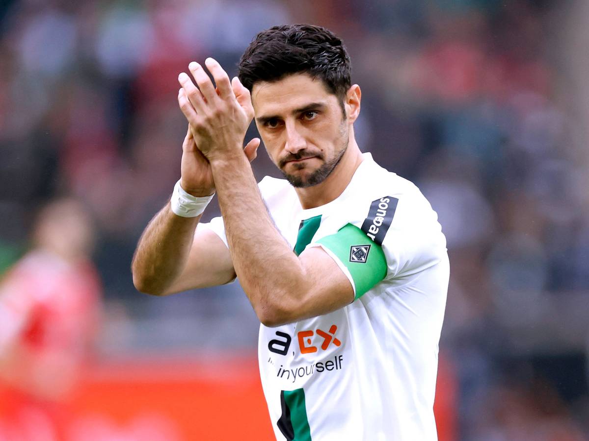Kapitän Lars Stindl von Borussia Mönchengladbach am 18. März 2023 im Bundesligaspiel gegen den FC Bayern München. Am linken Arm trägt er die Kapitänsbinde. Stindl applaudiert in Richtung der Fans.
