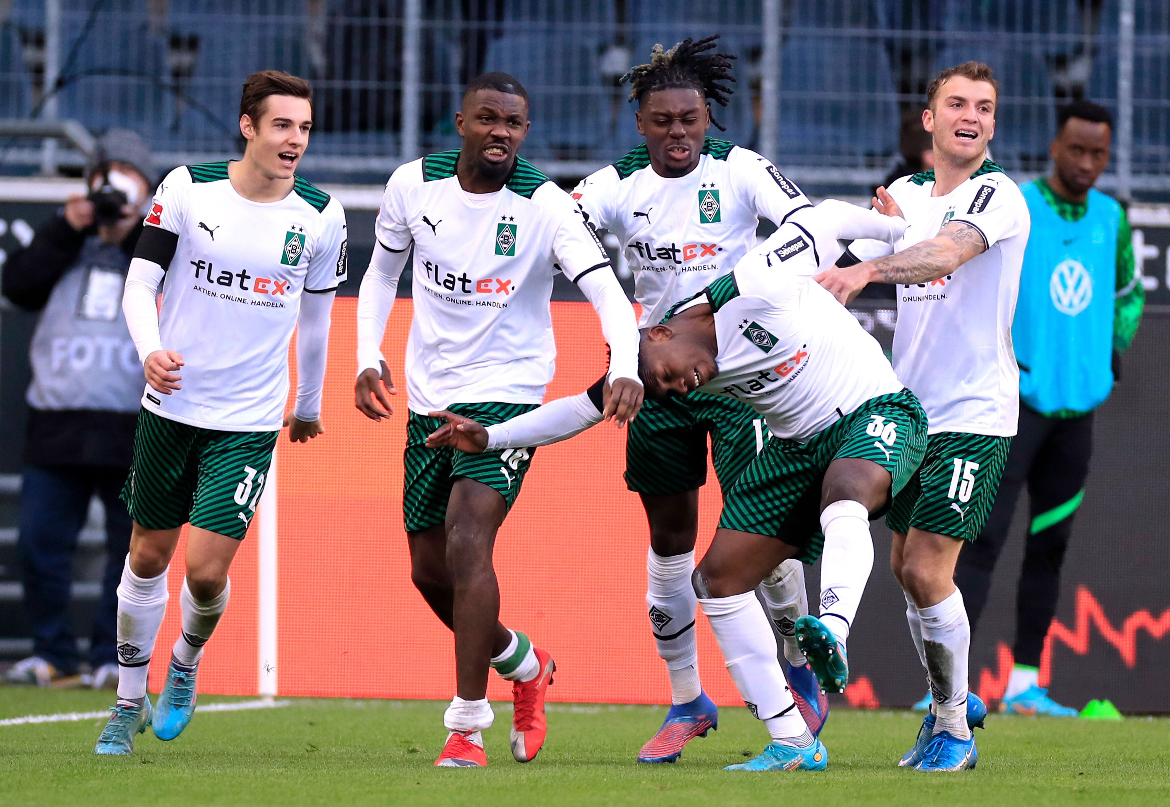 Vier der aktuell wertvollsten Spieler für Borussia Mönchengladbach auf einem Bild: Jordan Beyer (r.) feiert einen Treffer des Ex-Gladbach-Stars Breel Embolo gegen den VfL Wolfsburg am 26. Februar 2022 gemeinsam mit Florian Neuhaus, Marcus Thuram und Manu Koné (v.l.n.r.).