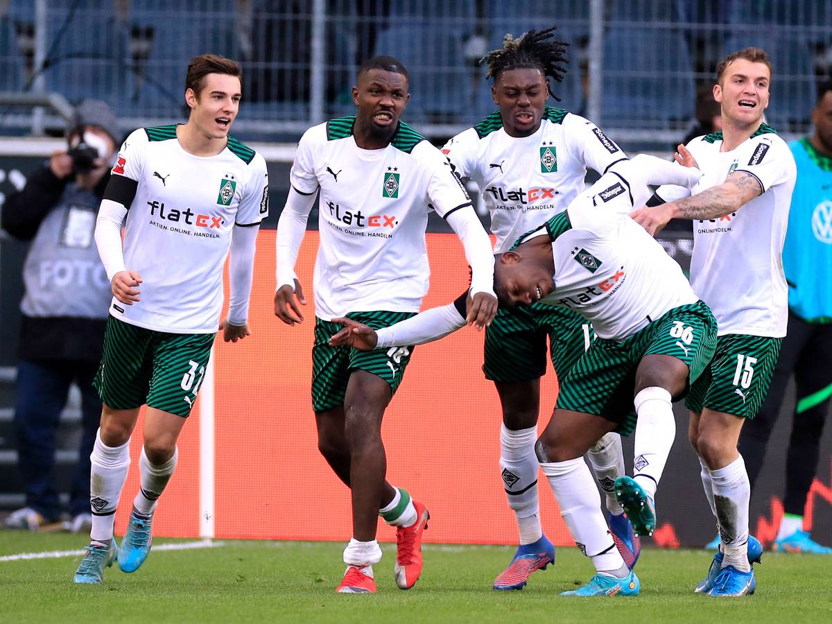 Vier der aktuell wertvollsten Spieler für Borussia Mönchengladbach auf einem Bild: Jordan Beyer (r.) feiert einen Treffer des Ex-Gladbach-Stars Breel Embolo gegen den VfL Wolfsburg am 26. Februar 2022 gemeinsam mit Florian Neuhaus, Marcus Thuram und Manu Koné (v.l.n.r.).