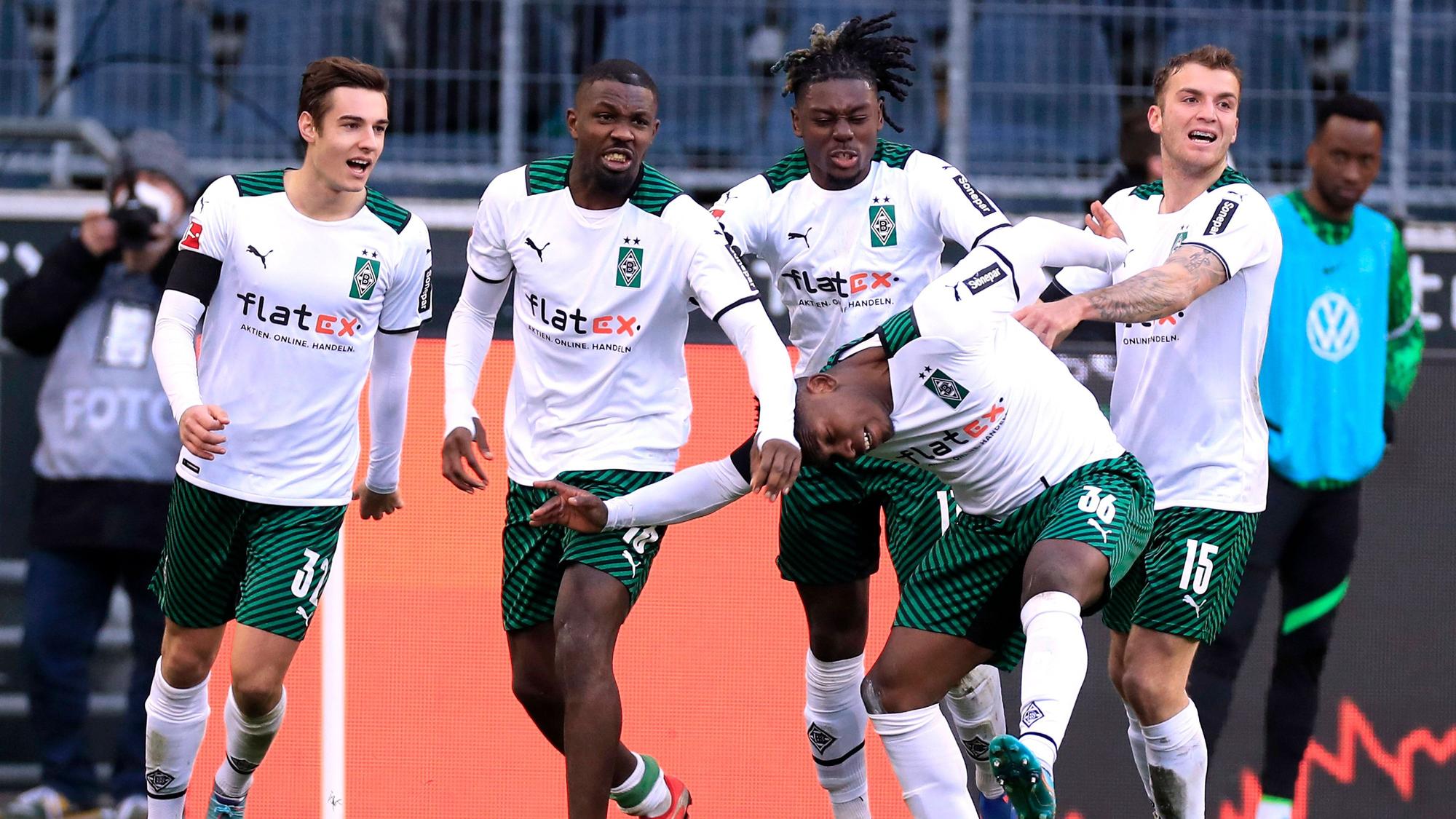 Vier der aktuell wertvollsten Spieler für Borussia Mönchengladbach auf einem Bild: Jordan Beyer (r.) feiert einen Treffer des Ex-Gladbach-Stars Breel Embolo gegen den VfL Wolfsburg am 26. Februar 2022 gemeinsam mit Florian Neuhaus, Marcus Thuram und Manu Koné (v.l.n.r.).