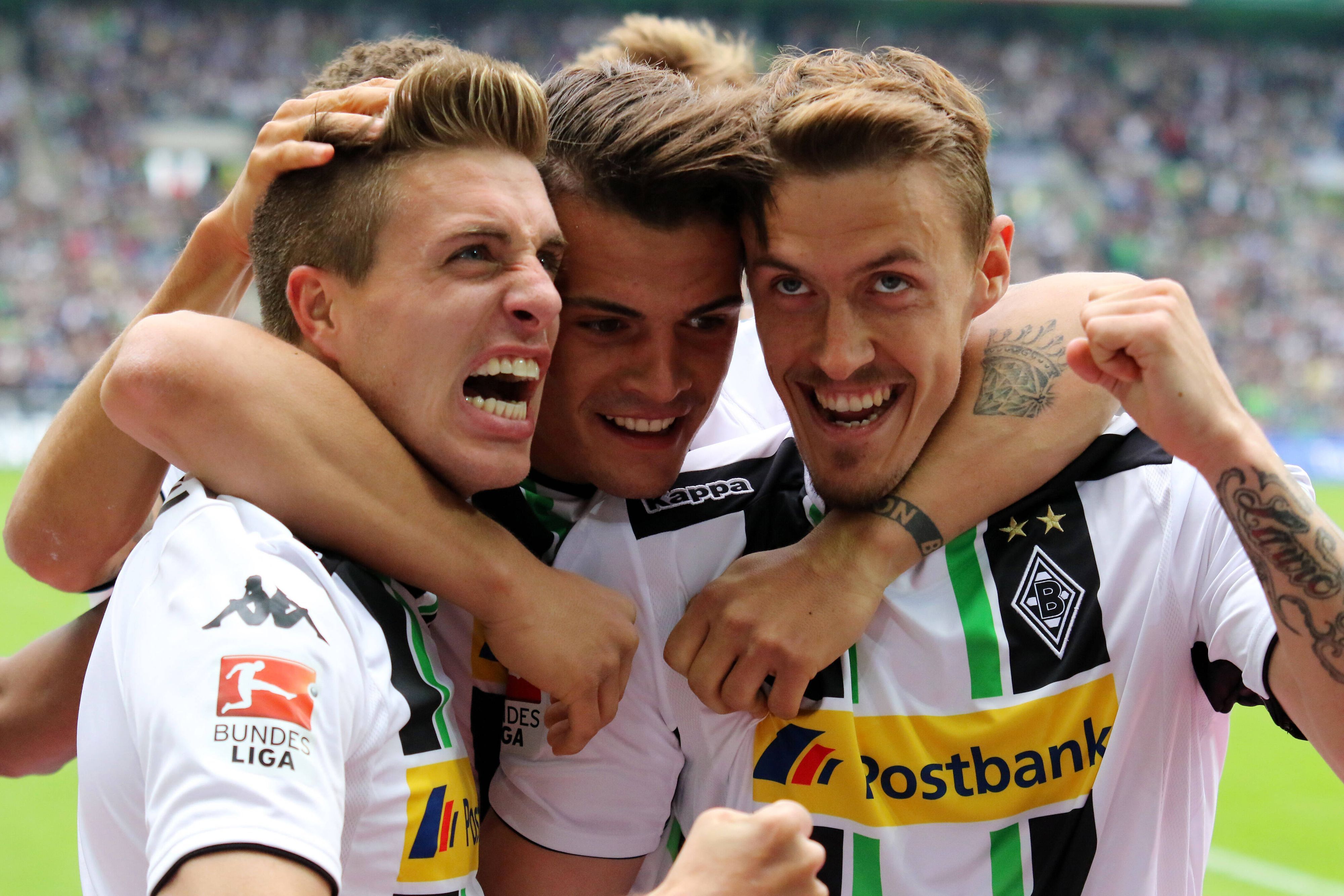 Granit Xhaka (M.) bejubelt einen Treffer im Bundesliga-Spiel von Borussia Mönchengladbach gegen Bayer Leverkusen am 9. Mai 2015 gemeinsam mit seinen damaligen Teamkollegen Patrick Herrmann (l.) und Max Kruse. Xhaka legt dabei seine Arme um Herrmann und Kruse.