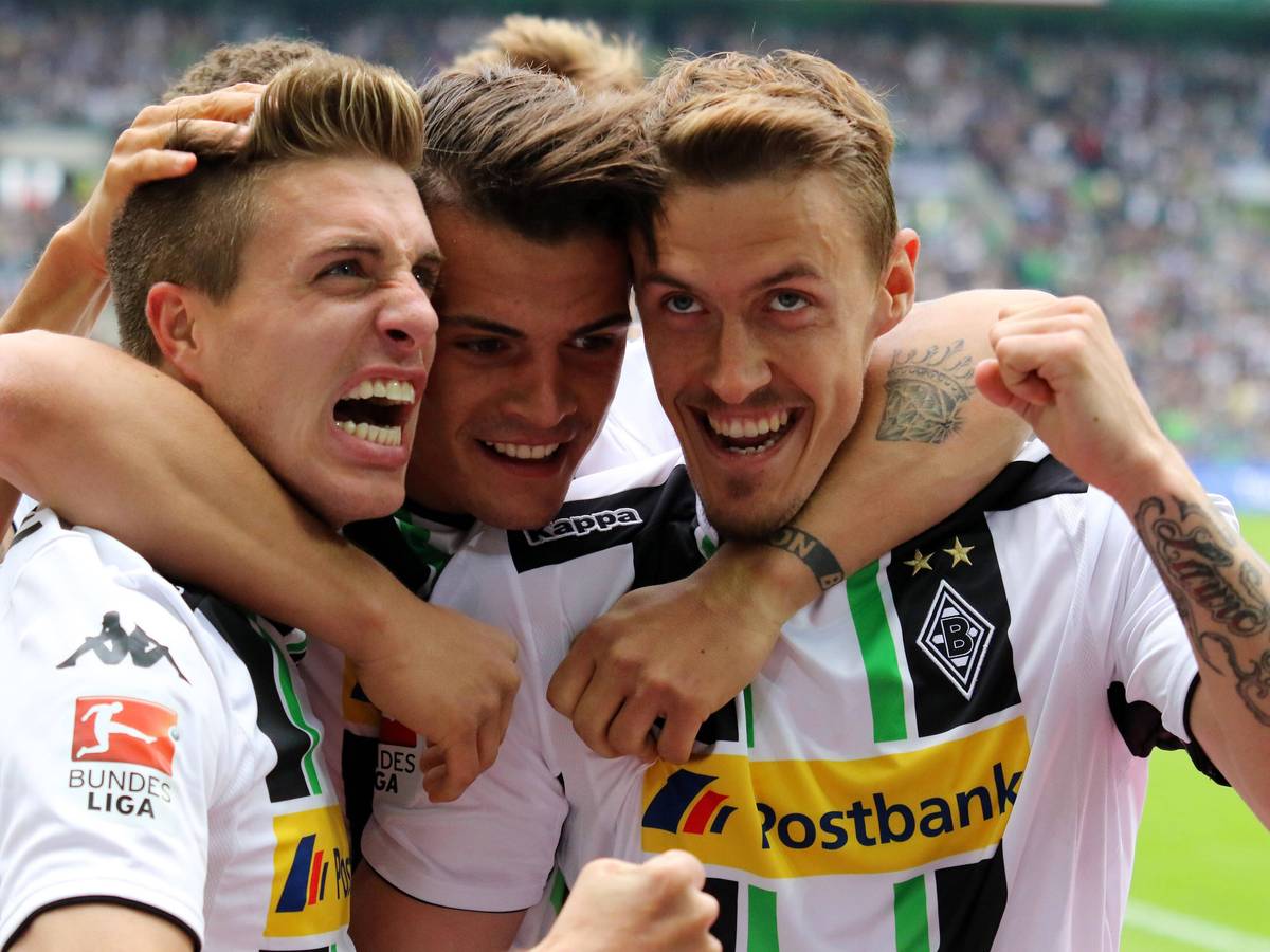 Granit Xhaka (M.) bejubelt einen Treffer im Bundesliga-Spiel von Borussia Mönchengladbach gegen Bayer Leverkusen am 9. Mai 2015 gemeinsam mit seinen damaligen Teamkollegen Patrick Herrmann (l.) und Max Kruse. Xhaka legt dabei seine Arme um Herrmann und Kruse.
