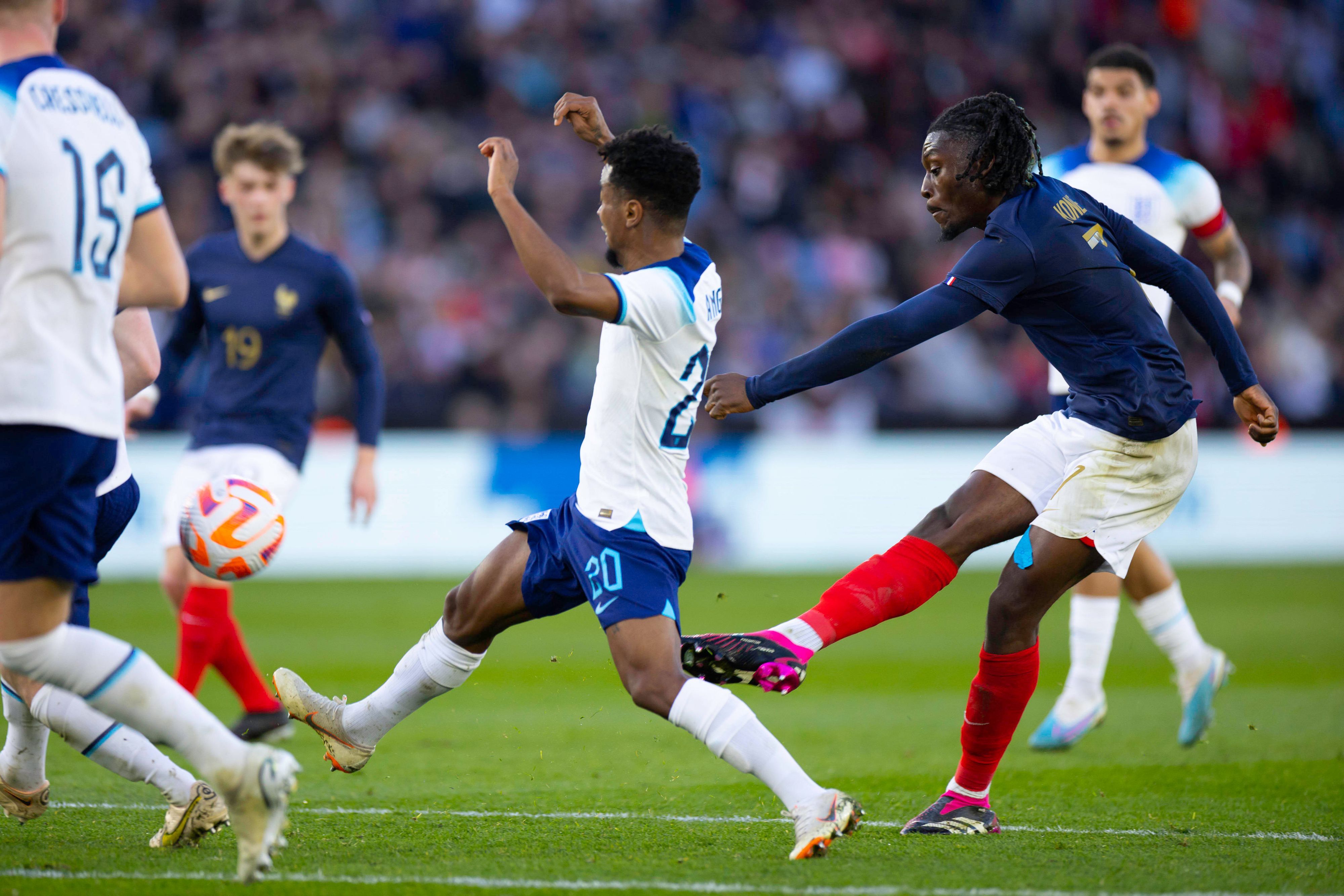 Manu Koné schießt im U21-Länderspiel von Frankreich gegen England am 25. März 2023 auf das Tor. Die französische Auswahl unterlag den Engländern beim Spiel in Leicester mit 0:4.