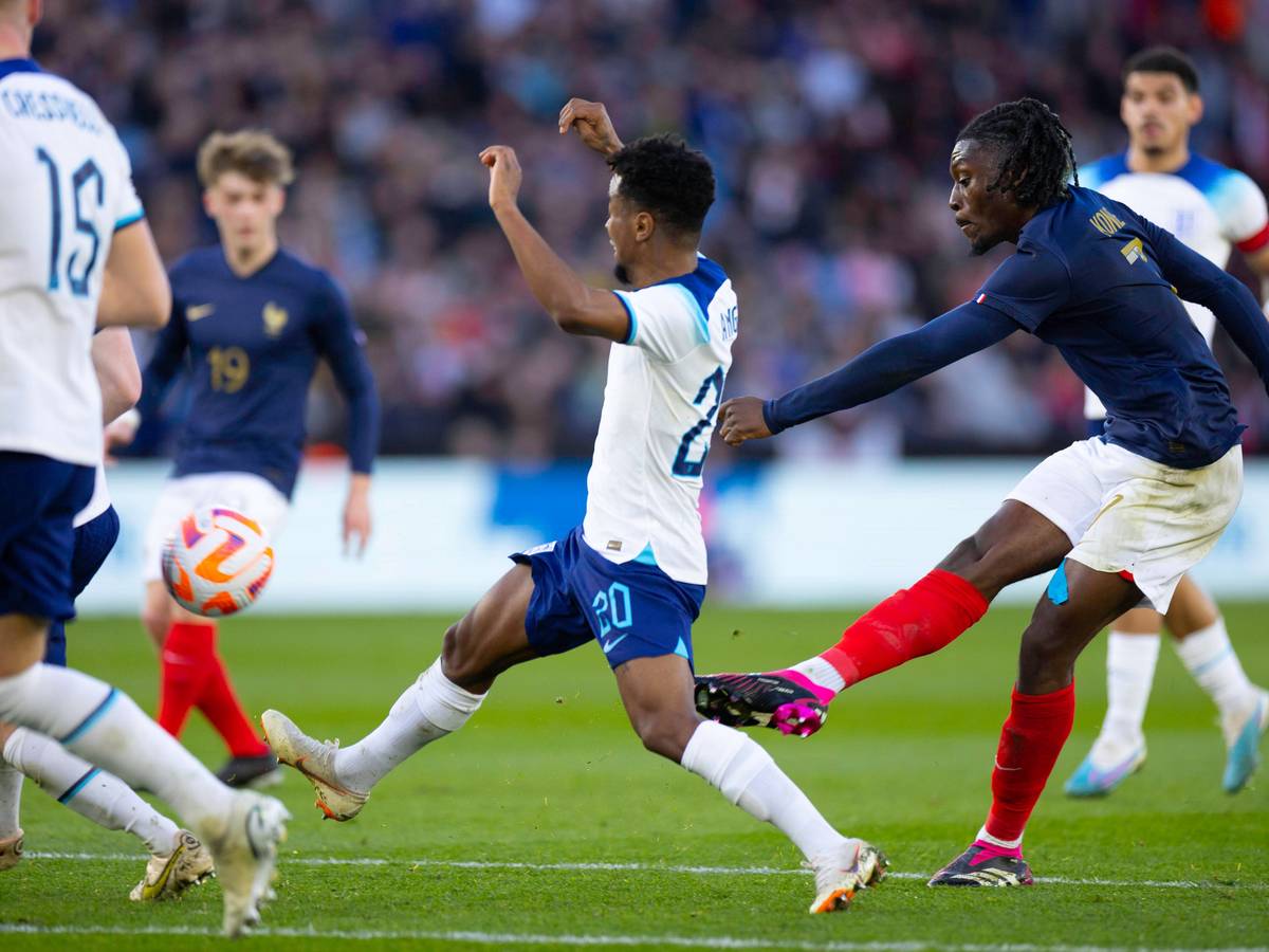 Manu Koné schießt im U21-Länderspiel von Frankreich gegen England am 25. März 2023 auf das Tor. Die französische Auswahl unterlag den Engländern beim Spiel in Leicester mit 0:4.