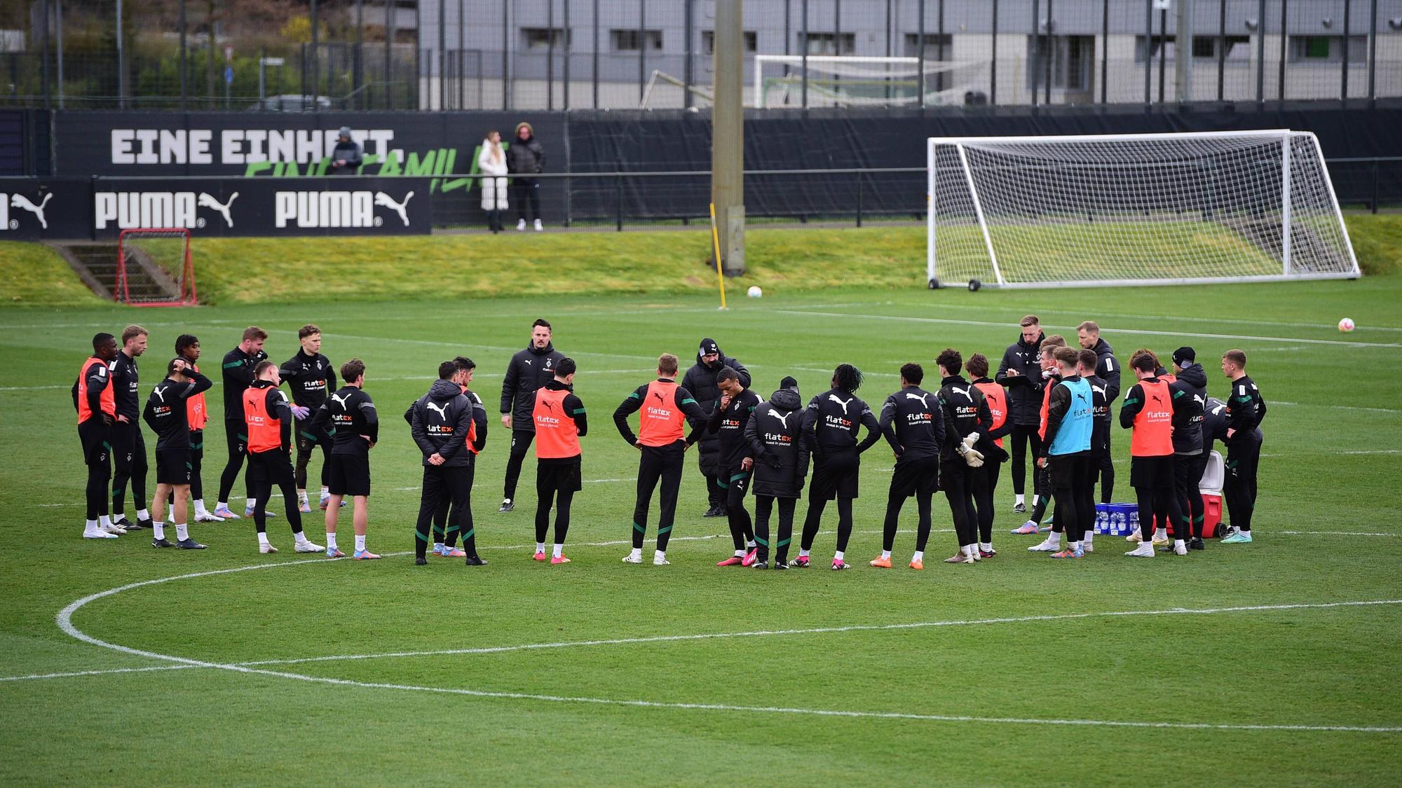 Trainer Daniel Farke spricht mit den Spielern von Borussia Mönchengladbach im Rahmen einer Einheit auf dem Trainingsplatz im Borussia-Park am 14. März 2023.