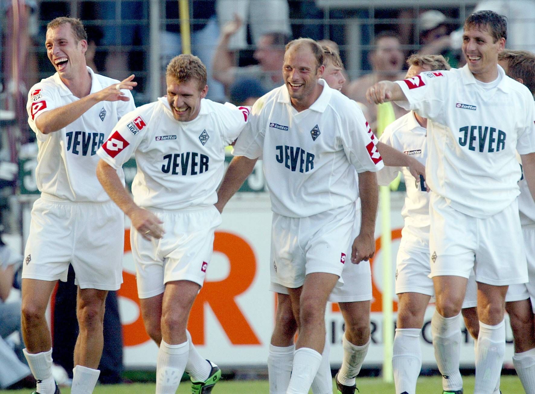 Jubel am Bökelberg! Jeff Strasser (l.) feiert einen Treffer für Borussia Mönchengladbach am 3. August 2003 gemeinsam mit Marcelo Pletsch, Arie van Lent und Igor Demo (v.l.n.r.).