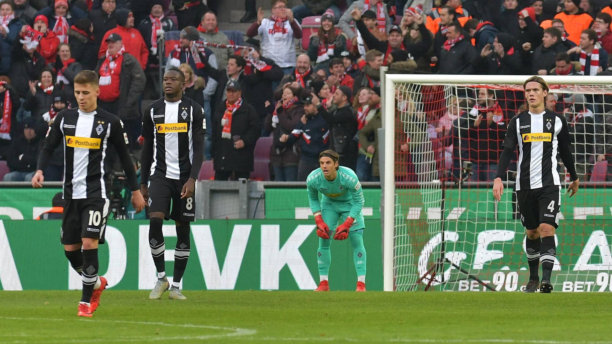 Jannik Vestergaard (r.) schaut nach einem Gegentreffer im Bundesliga-Spiel von Borussia Mönchengladbach beim 1. FC Köln am 14. Januar 2018 konsterniert nach vorne. Das Foto zeigt den Dänen mit seinen damaligen Gladbach-Mitspielern Thorgan Hazard, Denis Zakaria und Yann Sommer (v.l.n.r.).
