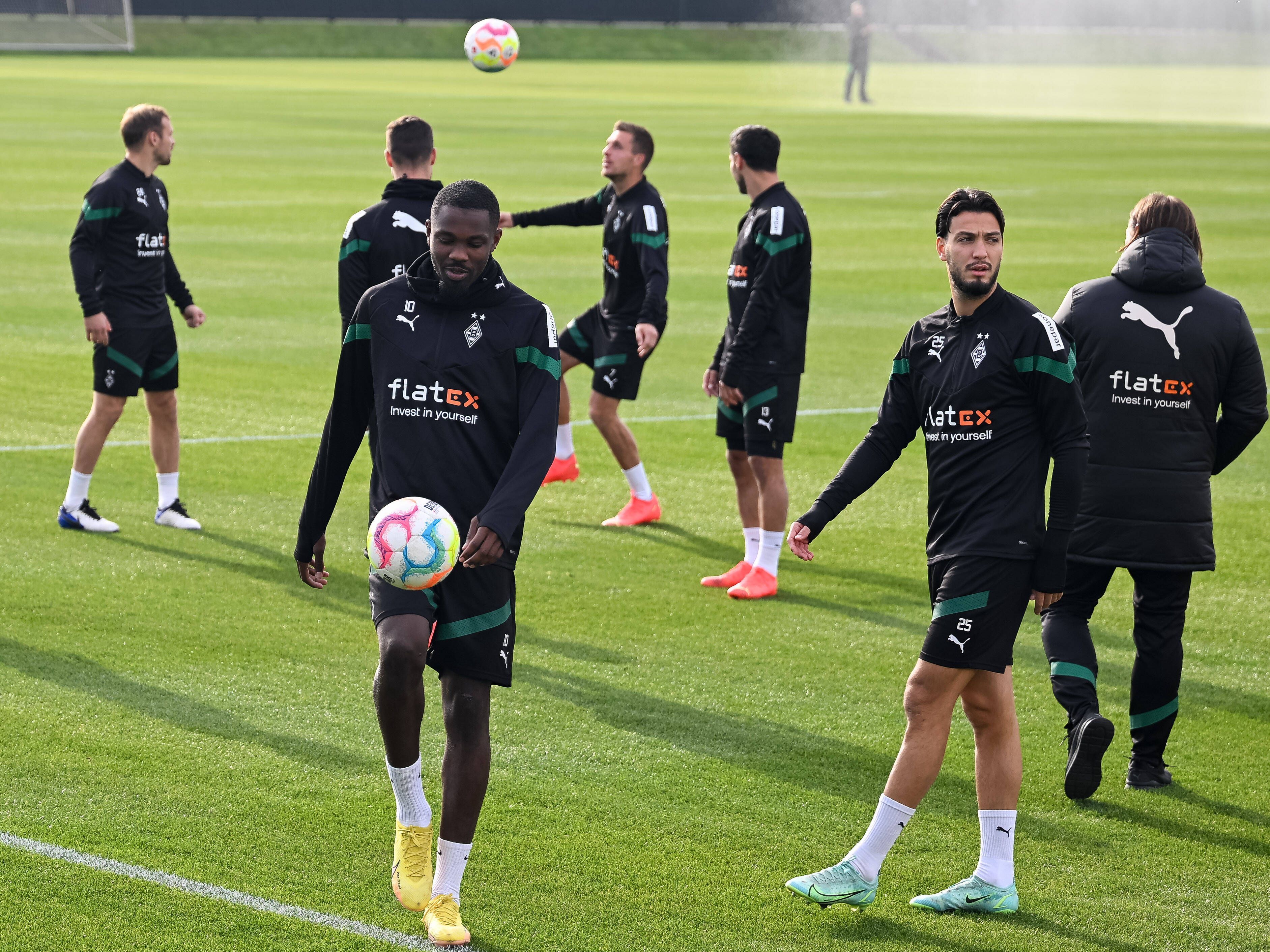 Marcus Thuram (l.) und Ramy Bensebaini (r.) werden Borussia Mönchengladbach voraussichtlich im Sommer verlassen. Das Foto zeigt beide bei einer Trainingseinheit am 12. Oktober 2022 auf dem Trainingsplatz im Borussia-Park.