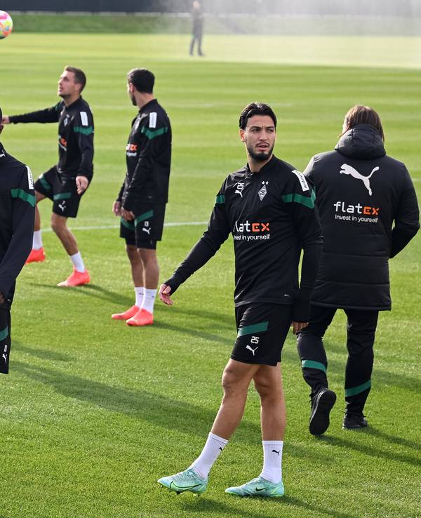 Marcus Thuram (l.) und Ramy Bensebaini (r.) werden Borussia Mönchengladbach voraussichtlich im Sommer verlassen. Das Foto zeigt beide bei einer Trainingseinheit am 12. Oktober 2022 auf dem Trainingsplatz im Borussia-Park.