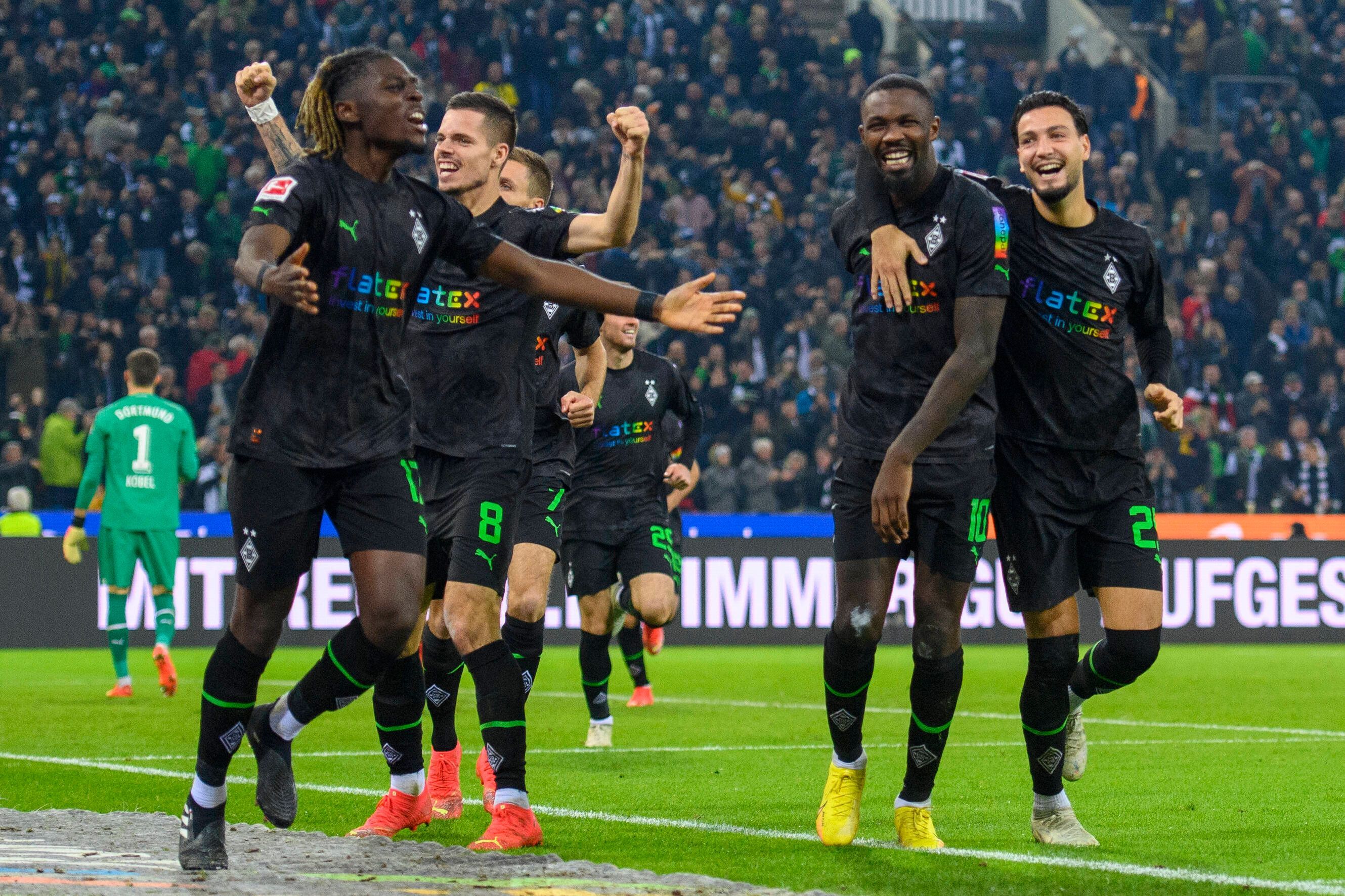 Grund zum Jubeln bei drei Spielern von Borussia Mönchengladbach, die Gladbach im Sommer verlassen könnten. Manu Koné, Marcus Thuram und Ramy Bensebaini (v.l.n.r.) feiern am 11. November 2022 im Borussia-Park, im Hintergrund ist noch ein jubelnder Julian Weigl zu sehen.