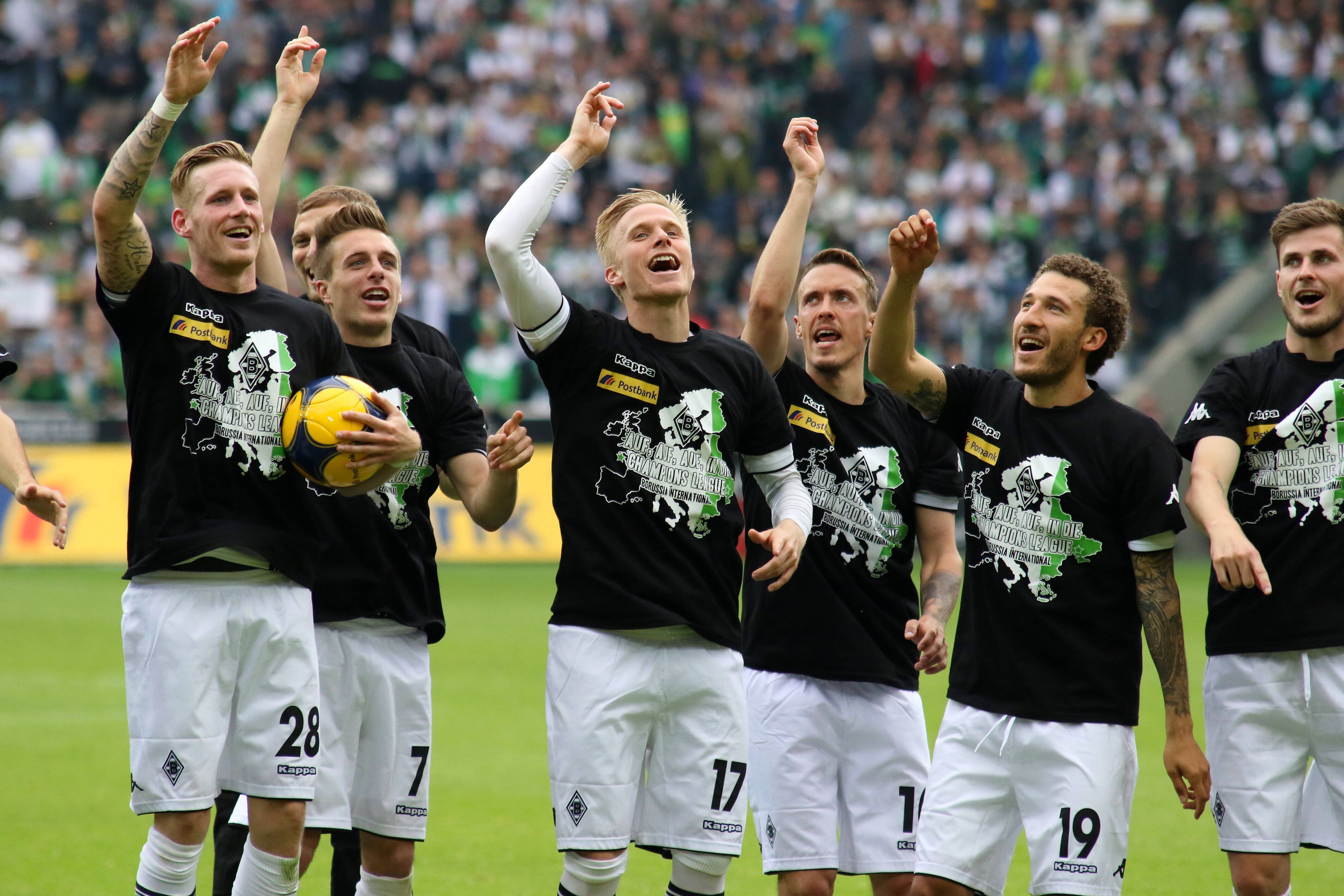 Max Kruse (3.v.r.) feiert gemeinsam mit seinen damaligen Teamkollegen von Borussia Mönchengladbach den Einzug in die Champions League am 23. Mai 2015. Das Foto zeigt den Ex-Gladbach-Spieler gemeinsam mit André Hahn, Patrick Herrmann, Oscar Wendt, Fabian Johnson und Havard Nordtveit.