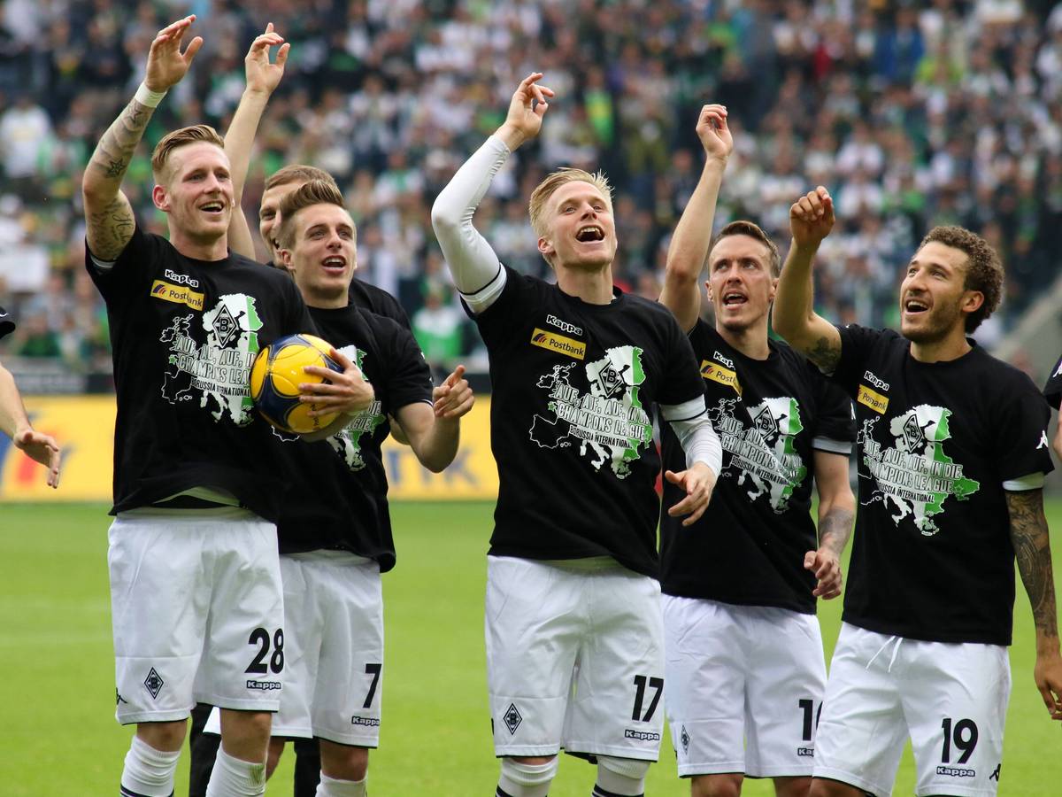 Max Kruse (3.v.r.) feiert gemeinsam mit seinen damaligen Teamkollegen von Borussia Mönchengladbach den Einzug in die Champions League am 23. Mai 2015. Das Foto zeigt den Ex-Gladbach-Spieler gemeinsam mit André Hahn, Patrick Herrmann, Oscar Wendt, Fabian Johnson und Havard Nordtveit.