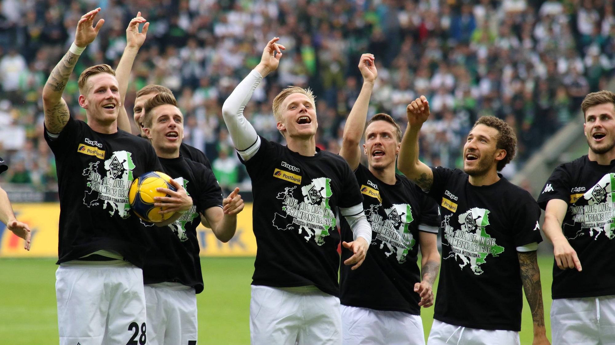 Max Kruse (3.v.r.) feiert gemeinsam mit seinen damaligen Teamkollegen von Borussia Mönchengladbach den Einzug in die Champions League am 23. Mai 2015. Das Foto zeigt den Ex-Gladbach-Spieler gemeinsam mit André Hahn, Patrick Herrmann, Oscar Wendt, Fabian Johnson und Havard Nordtveit.