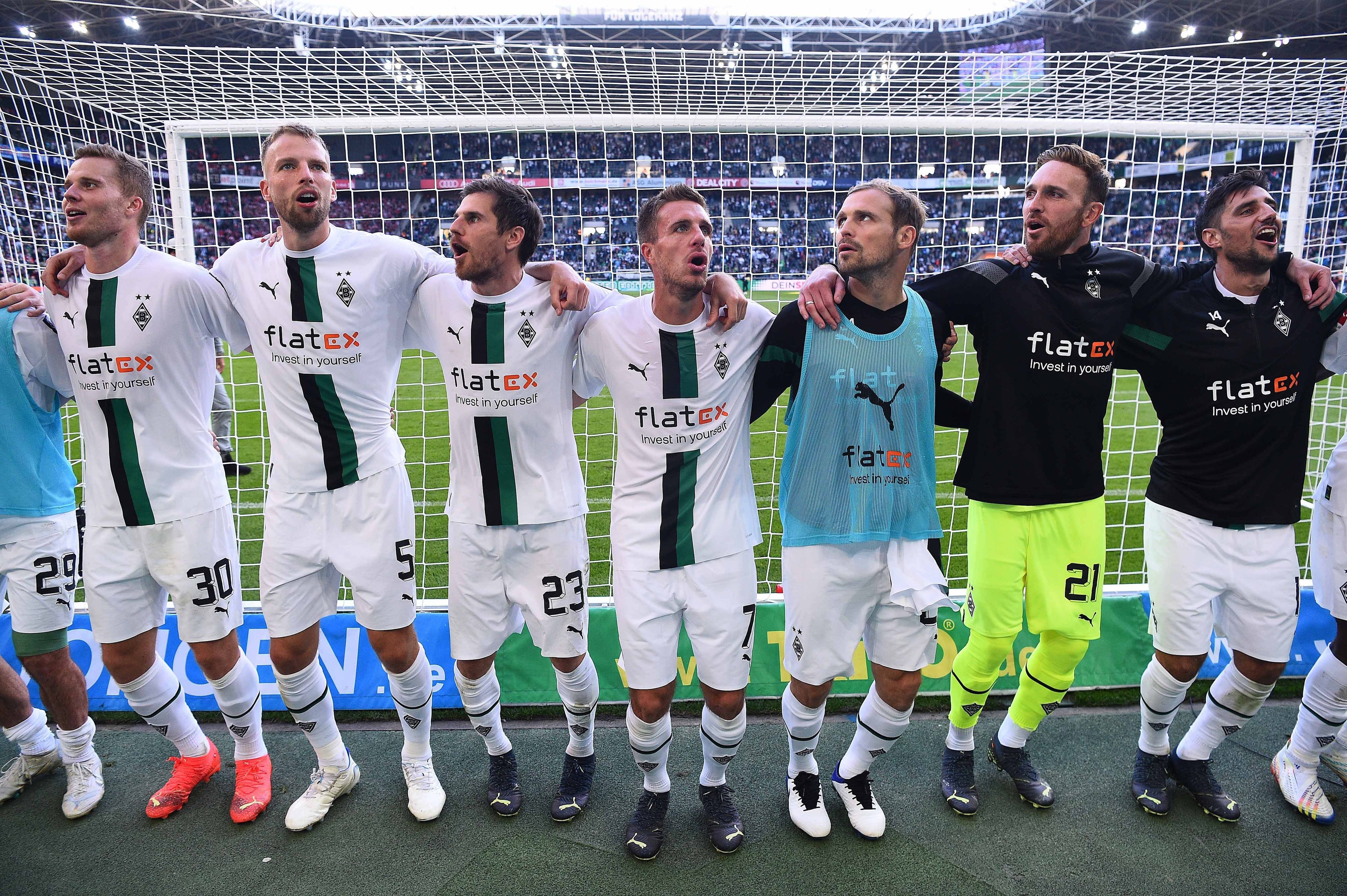 Kam beim Derby-Sieg nicht zum Einsatz: Tony Jantschke (3.v.r.). Das Foto zeigt das Gladbach-Urgestein beim Feiern mit den Fans von Borussia Mönchengladbach nach dem 5:2-Sieg gegen den 1. FC Köln am 9. Oktober 2022. Ebenfalls auf dem Foto zu sehen sind Nico Elvedi, Marvin Friedrich, Jonas Hofmann, Patrick Herrmann, Tobias Sippel und Lars Stindl (v.l.n.r.).