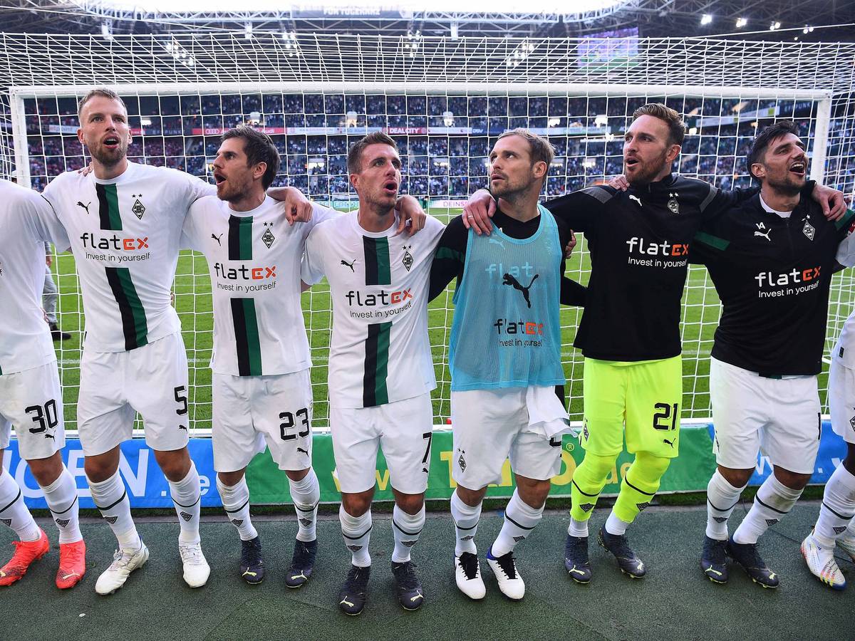 Kam beim Derby-Sieg nicht zum Einsatz: Tony Jantschke (3.v.r.). Das Foto zeigt das Gladbach-Urgestein beim Feiern mit den Fans von Borussia Mönchengladbach nach dem 5:2-Sieg gegen den 1. FC Köln am 9. Oktober 2022. Ebenfalls auf dem Foto zu sehen sind Nico Elvedi, Marvin Friedrich, Jonas Hofmann, Patrick Herrmann, Tobias Sippel und Lars Stindl (v.l.n.r.).