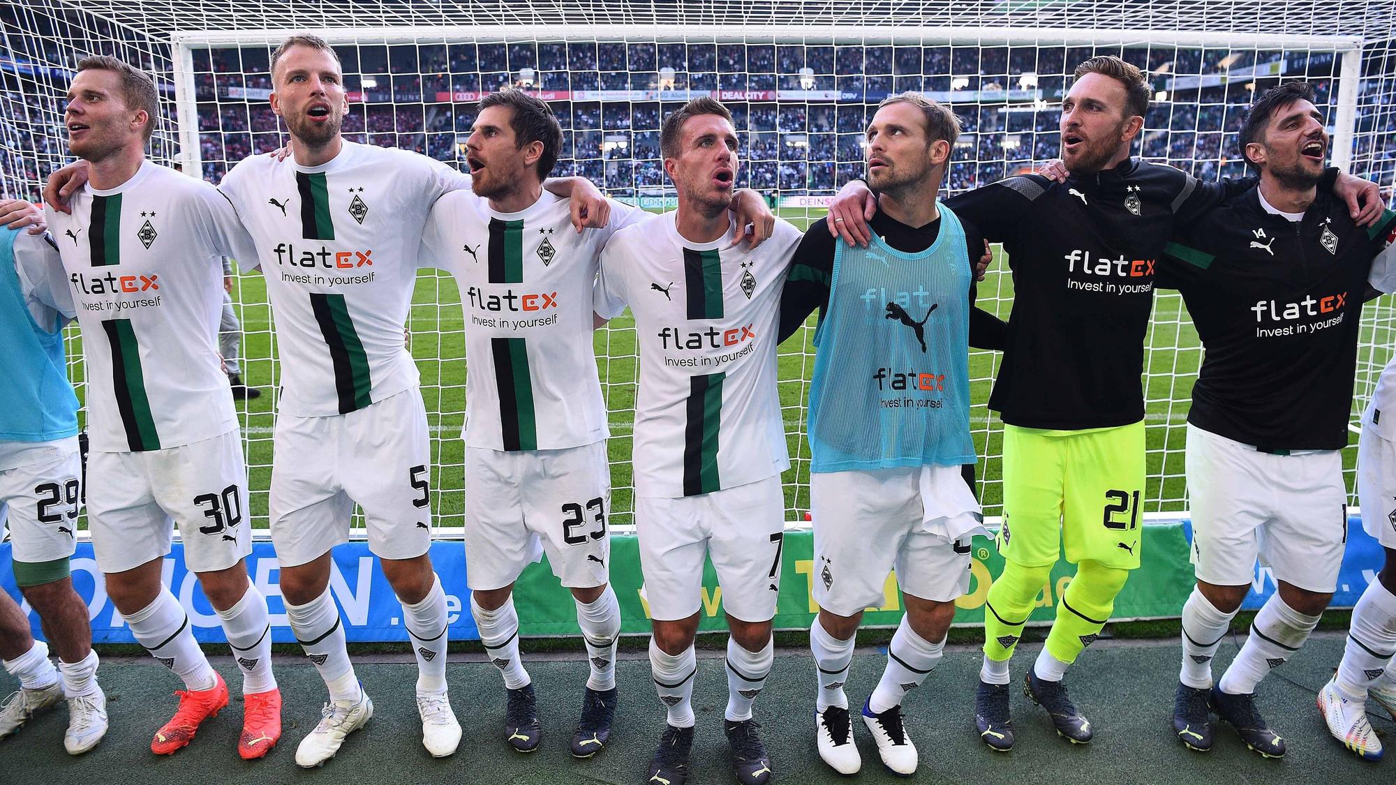 Kam beim Derby-Sieg nicht zum Einsatz: Tony Jantschke (3.v.r.). Das Foto zeigt das Gladbach-Urgestein beim Feiern mit den Fans von Borussia Mönchengladbach nach dem 5:2-Sieg gegen den 1. FC Köln am 9. Oktober 2022. Ebenfalls auf dem Foto zu sehen sind Nico Elvedi, Marvin Friedrich, Jonas Hofmann, Patrick Herrmann, Tobias Sippel und Lars Stindl (v.l.n.r.).