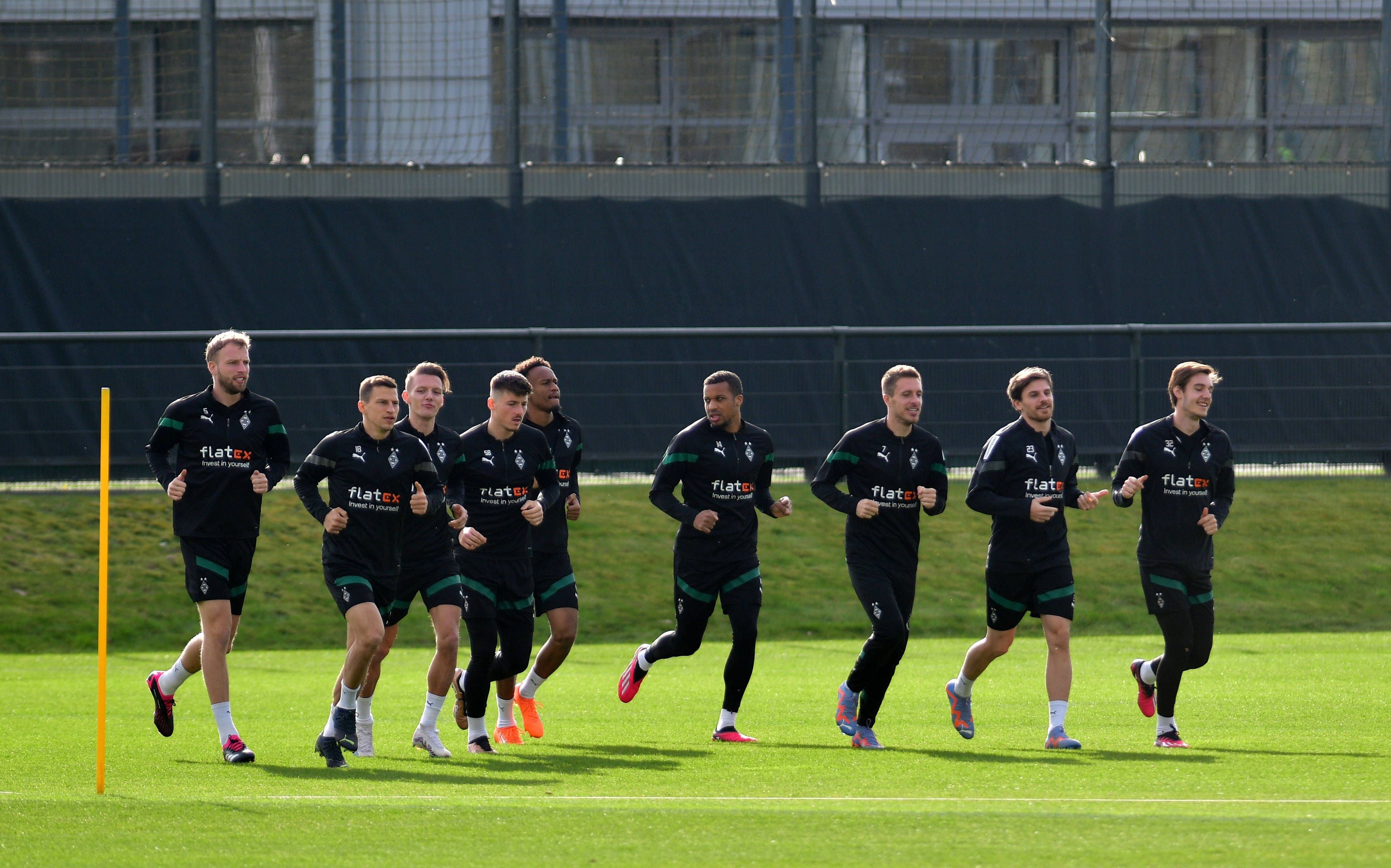 Wie schon in der vergangenen Woche, hier ist eine Aufnahme vom Training am 21. März 2022 zu sehen, hatte Trainer Daniel Farke am Dienstag (28. März) nur eine kleine Gruppe von Spieler im Training von Borussia Mönchengladbach zur Verfügung.