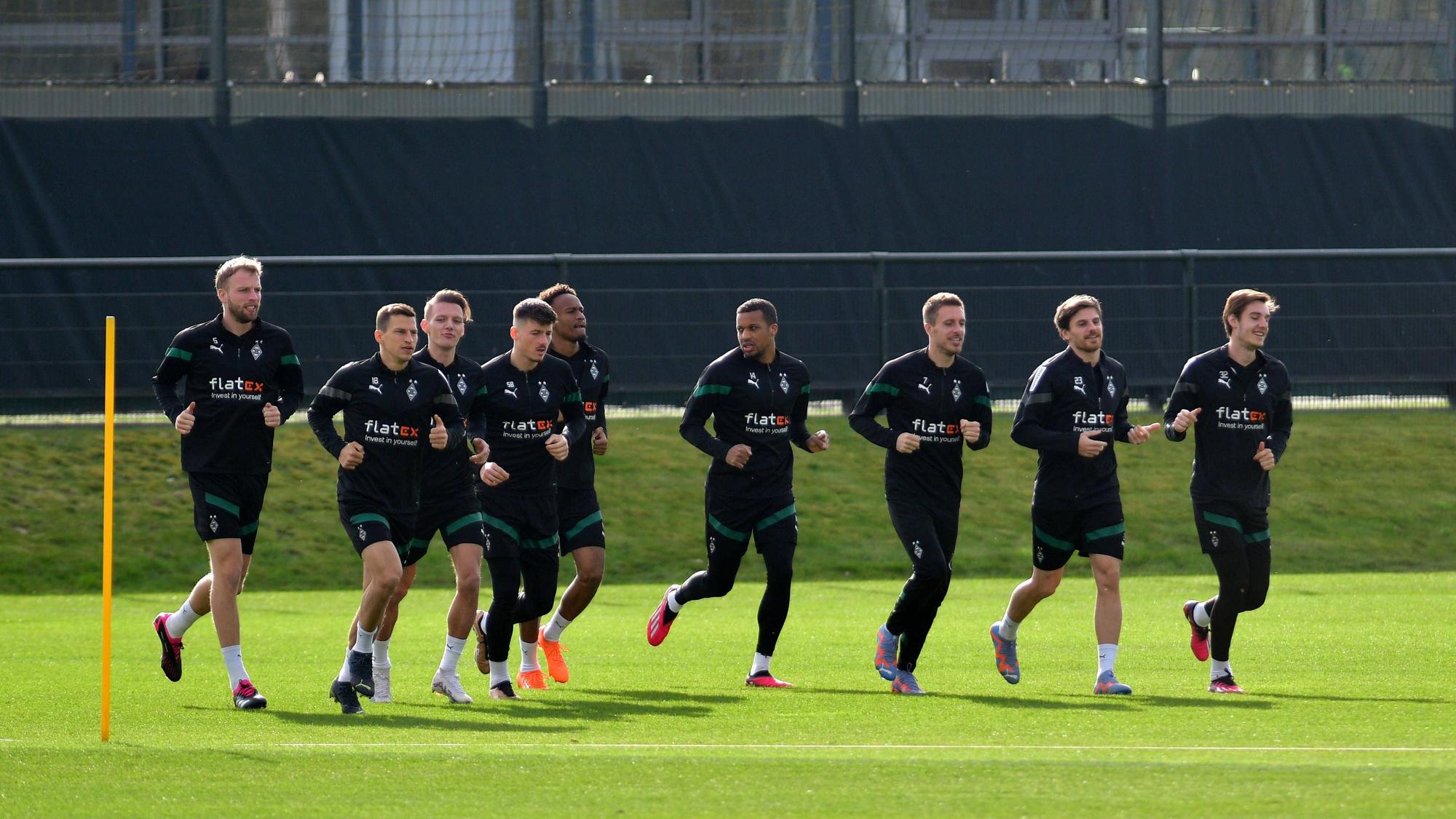 Wie schon in der vergangenen Woche, hier ist eine Aufnahme vom Training am 21. März 2022 zu sehen, hatte Trainer Daniel Farke am Dienstag (28. März) nur eine kleine Gruppe von Spieler im Training von Borussia Mönchengladbach zur Verfügung.
