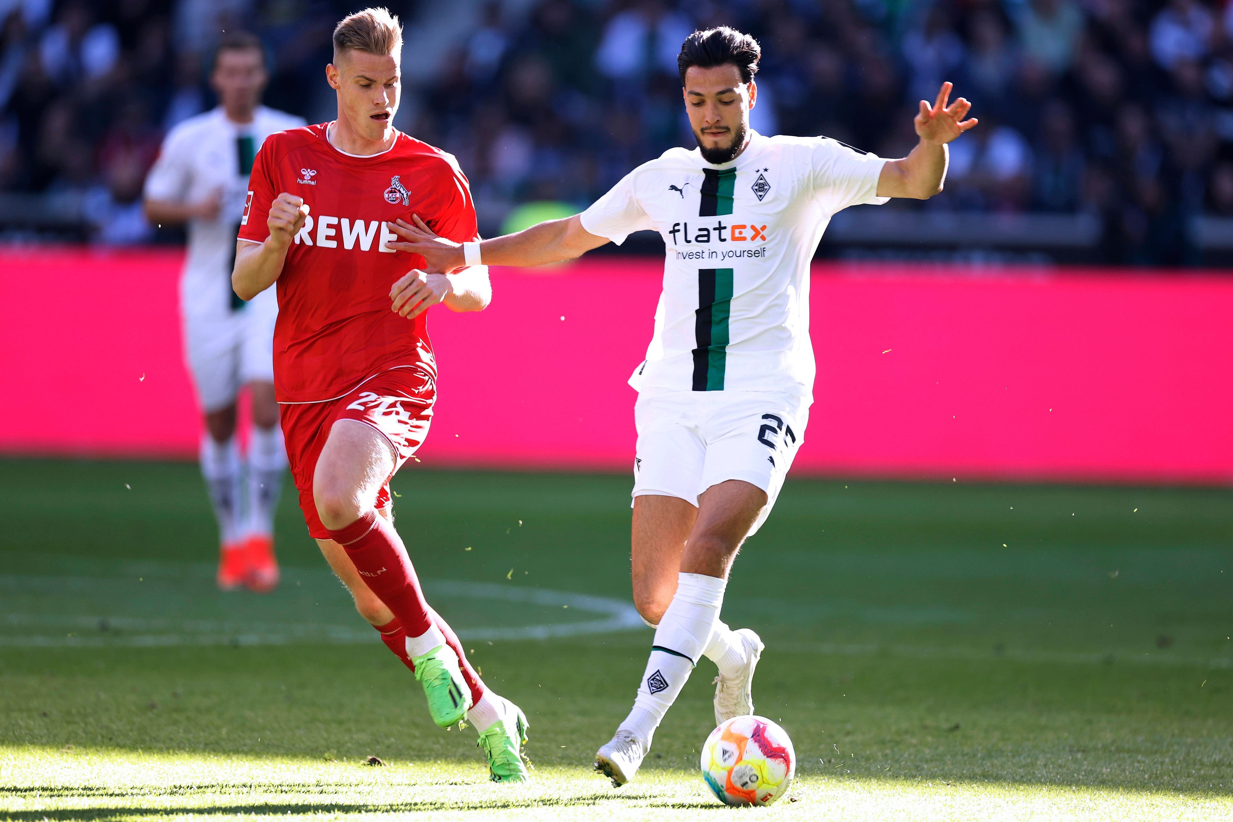 Borussia Mönchengladbach trifft am Sonntag (2. April 2023/15.30 Uhr) im Auswärtsspiel auf den Erzrivalen vom 1. FC Köln. Das Foto zeigt VfL-Spieler Ramy Bensebaini (r.) im Duell mit Kölns Steffen Tigges (l.) beim letzten Aufeinandertreffen am 9. Oktober 2022, welches die Fohlen mit 5:2 für sich entschieden.