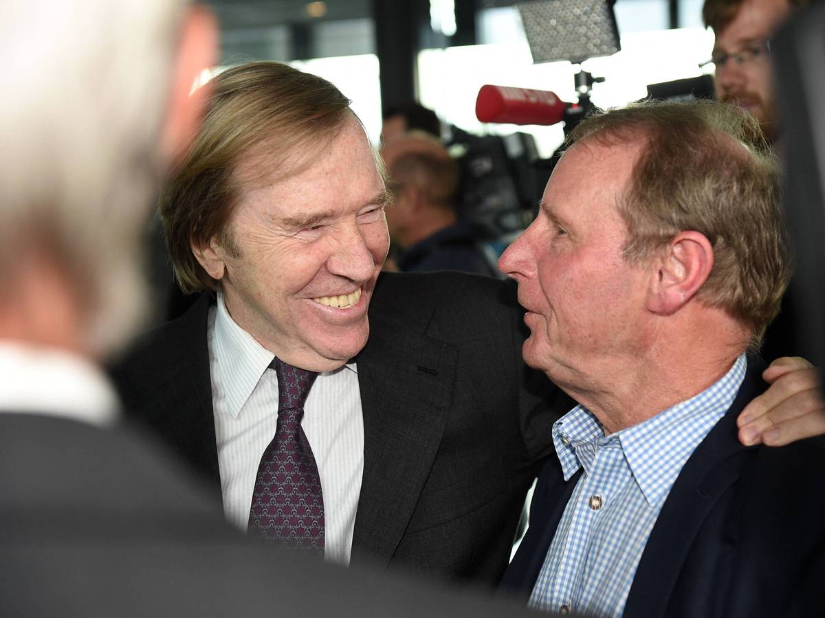 Berti Vogts (r.) ist weiterhin der Rekordspieler von Borussia Mönchengladbach, nun äußert er deutliche Kritik an der Gladbach-Führung. Das Foto zeigt Vogts gemeinsam mit Günter Netzer bei der Eröffnung einer Sonderausstellung in der Fohlenwelt, dem Vereinsmuseum von Borussia, am 5. September 2019.