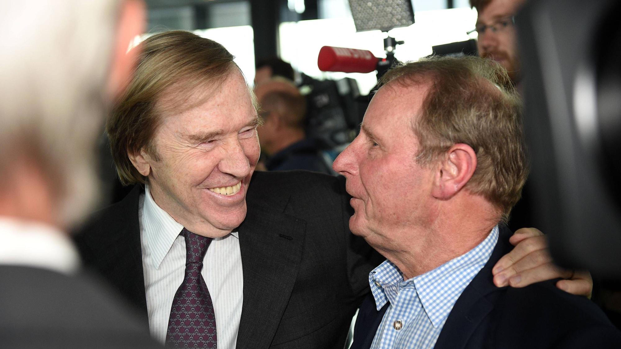 Berti Vogts (r.) ist weiterhin der Rekordspieler von Borussia Mönchengladbach, nun äußert er deutliche Kritik an der Gladbach-Führung. Das Foto zeigt Vogts gemeinsam mit Günter Netzer bei der Eröffnung einer Sonderausstellung in der Fohlenwelt, dem Vereinsmuseum von Borussia, am 5. September 2019.