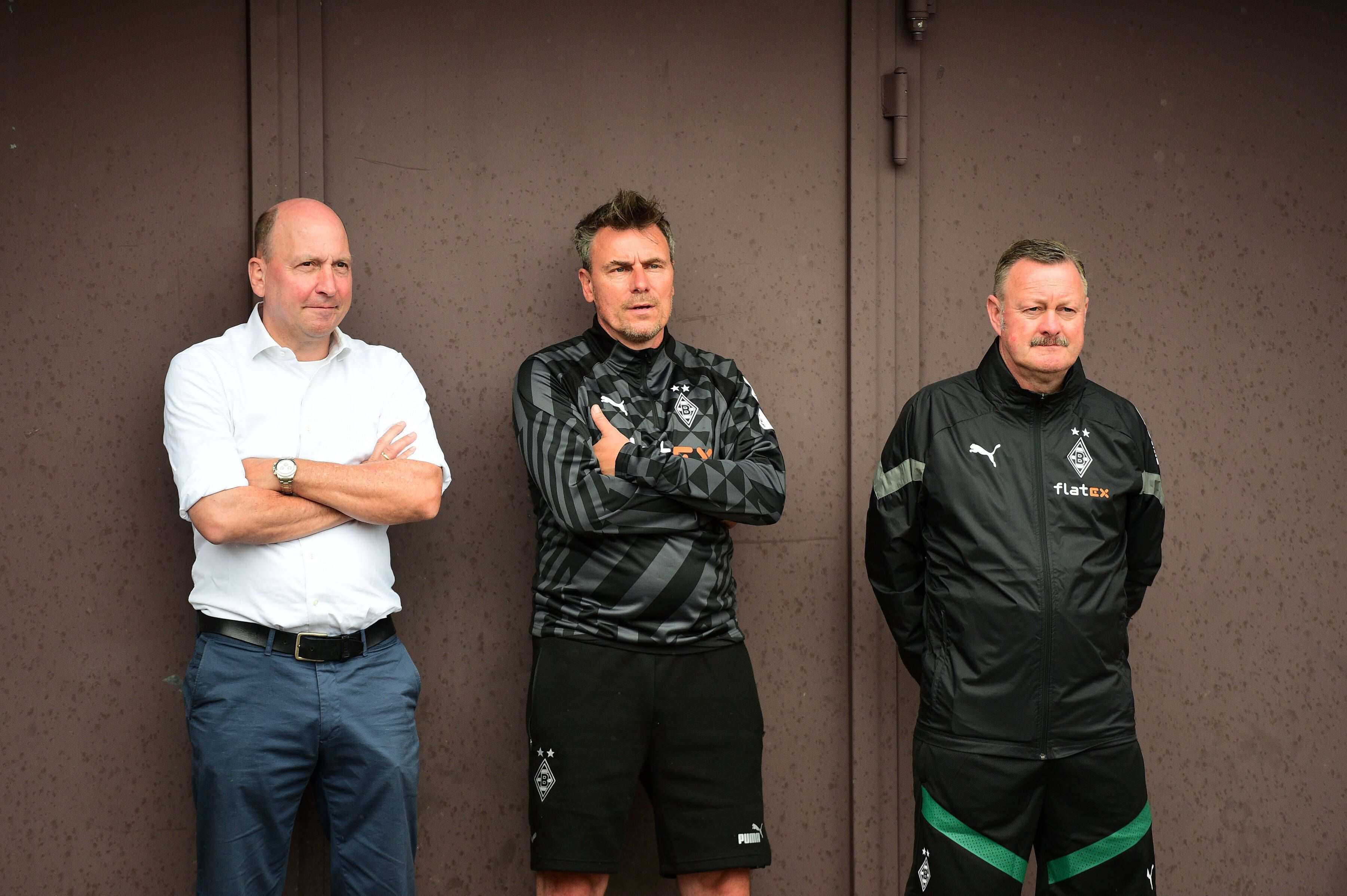 Borussia-Entscheider unter sich! Finanz-Boss Stephan Schippers (l.) steht im Trainingslager von Borussia Mönchengladbach am 4. Juli 2022 neben Gladbach-Manager Roland Virkus (r.) und Scouting-Chef Steffen Korell.