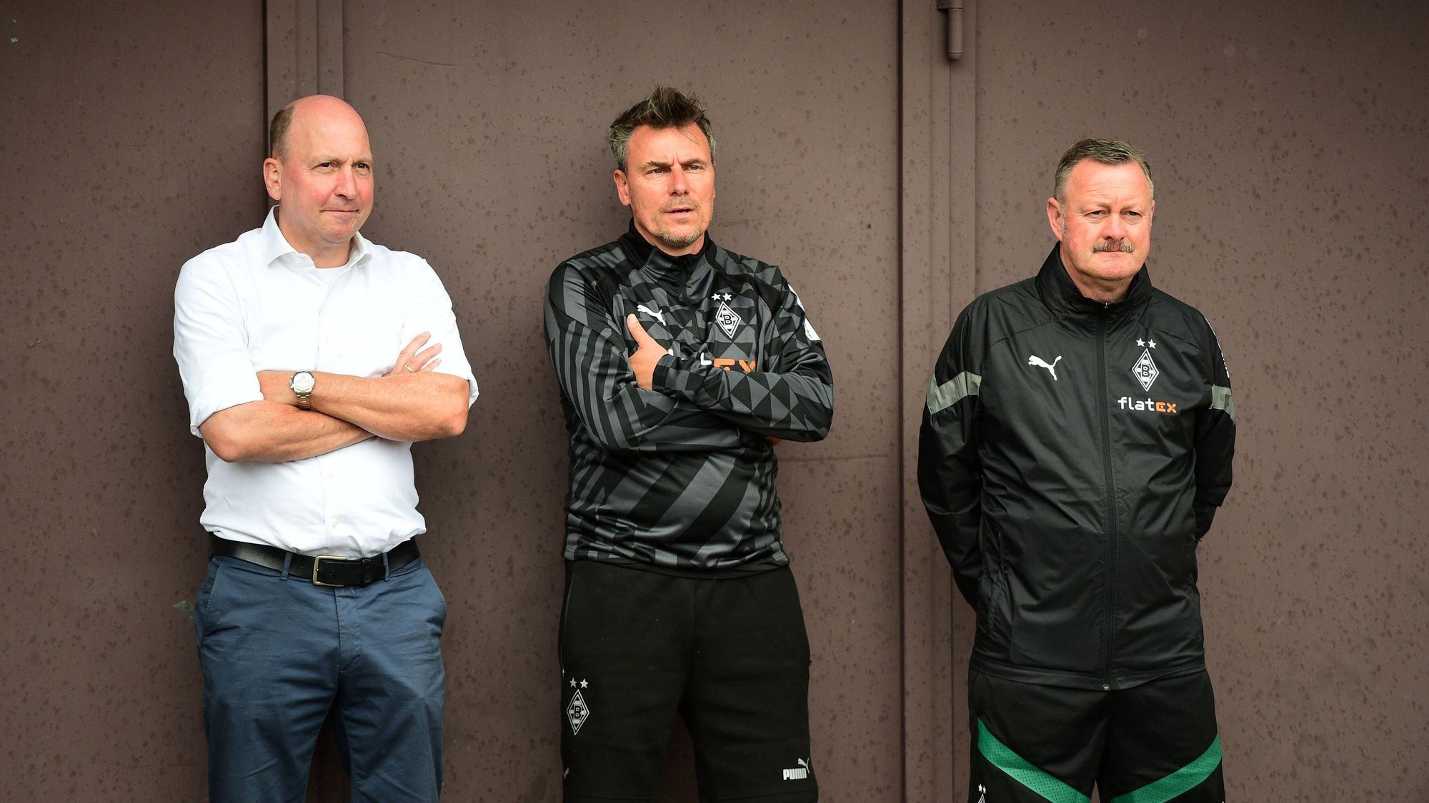 Borussia-Entscheider unter sich! Finanz-Boss Stephan Schippers (l.) steht im Trainingslager von Borussia Mönchengladbach am 4. Juli 2022 neben Gladbach-Manager Roland Virkus (r.) und Scouting-Chef Steffen Korell.